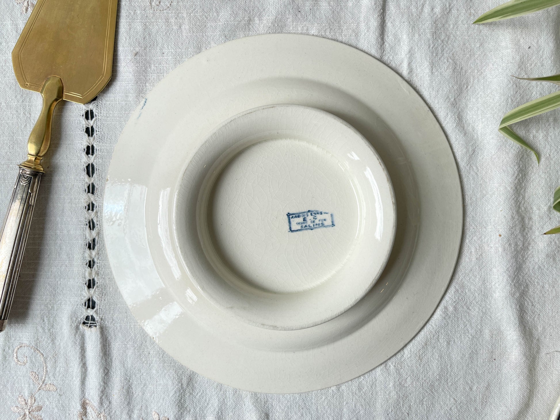 Plat piédouche vintage Terre de fer bleue Salins modèle Arbois Ennege