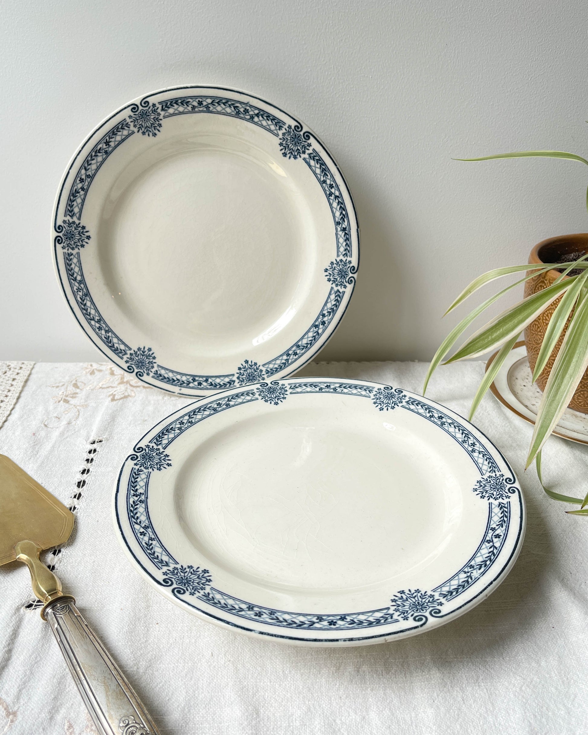 Plat piédouche vintage Terre de fer bleue Salins modèle Arbois Ennege