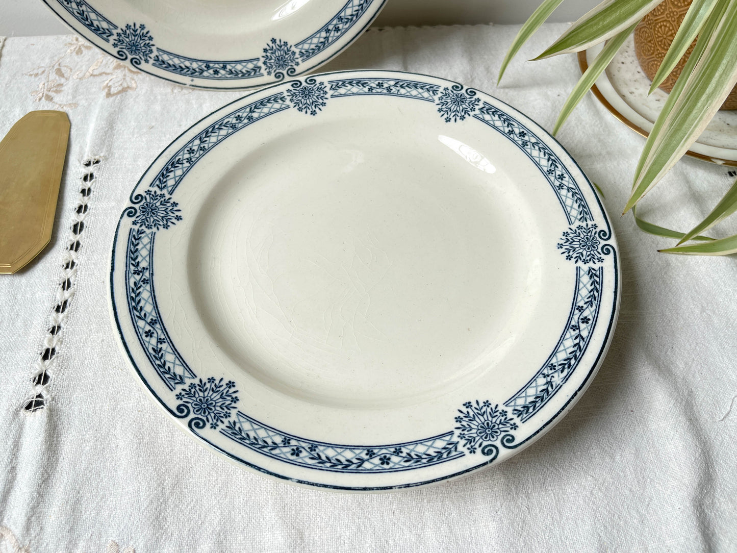 Plat piédouche vintage Terre de fer bleue Salins modèle Arbois Ennege