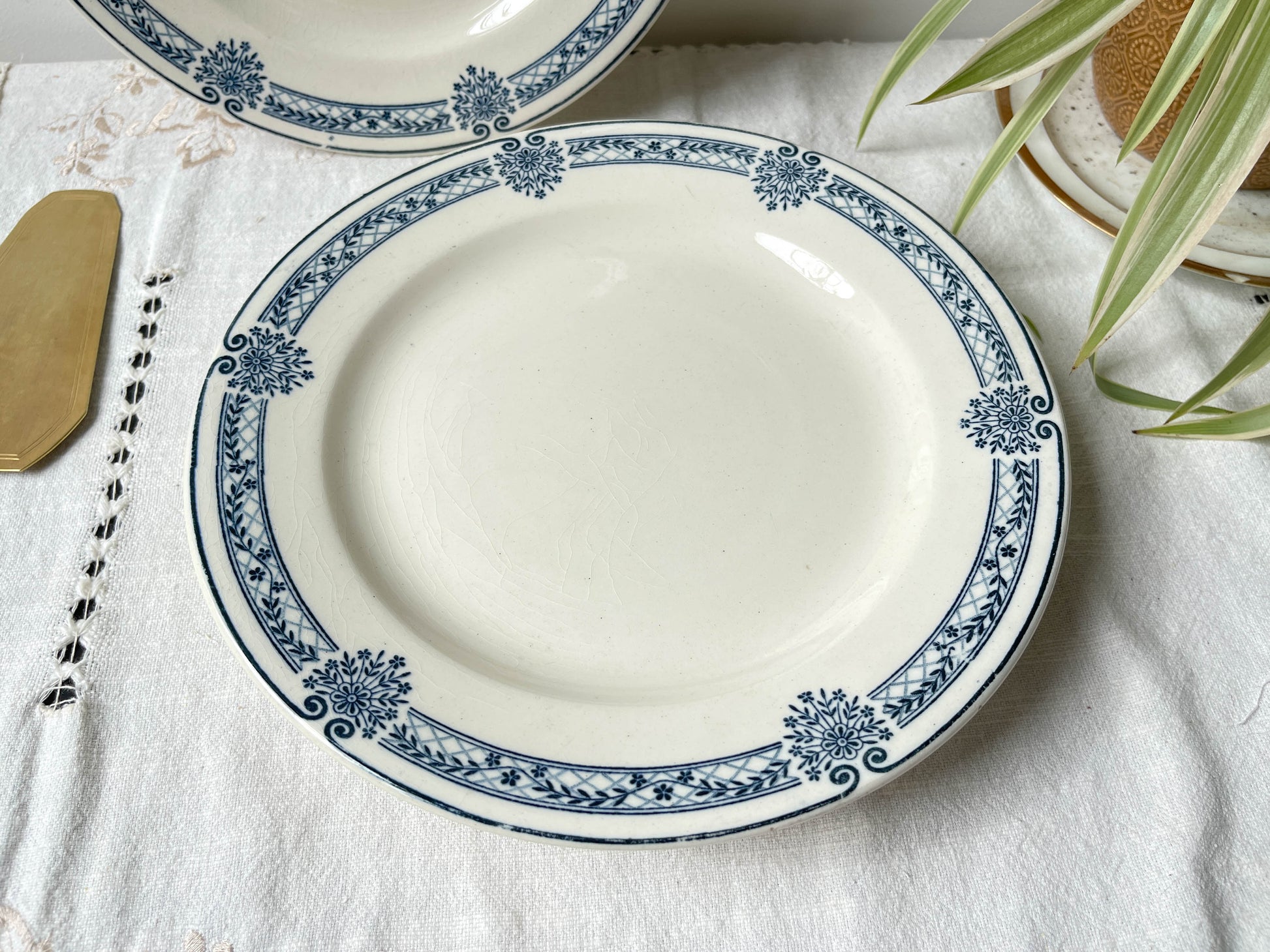 Plat piédouche vintage Terre de fer bleue Salins modèle Arbois Ennege