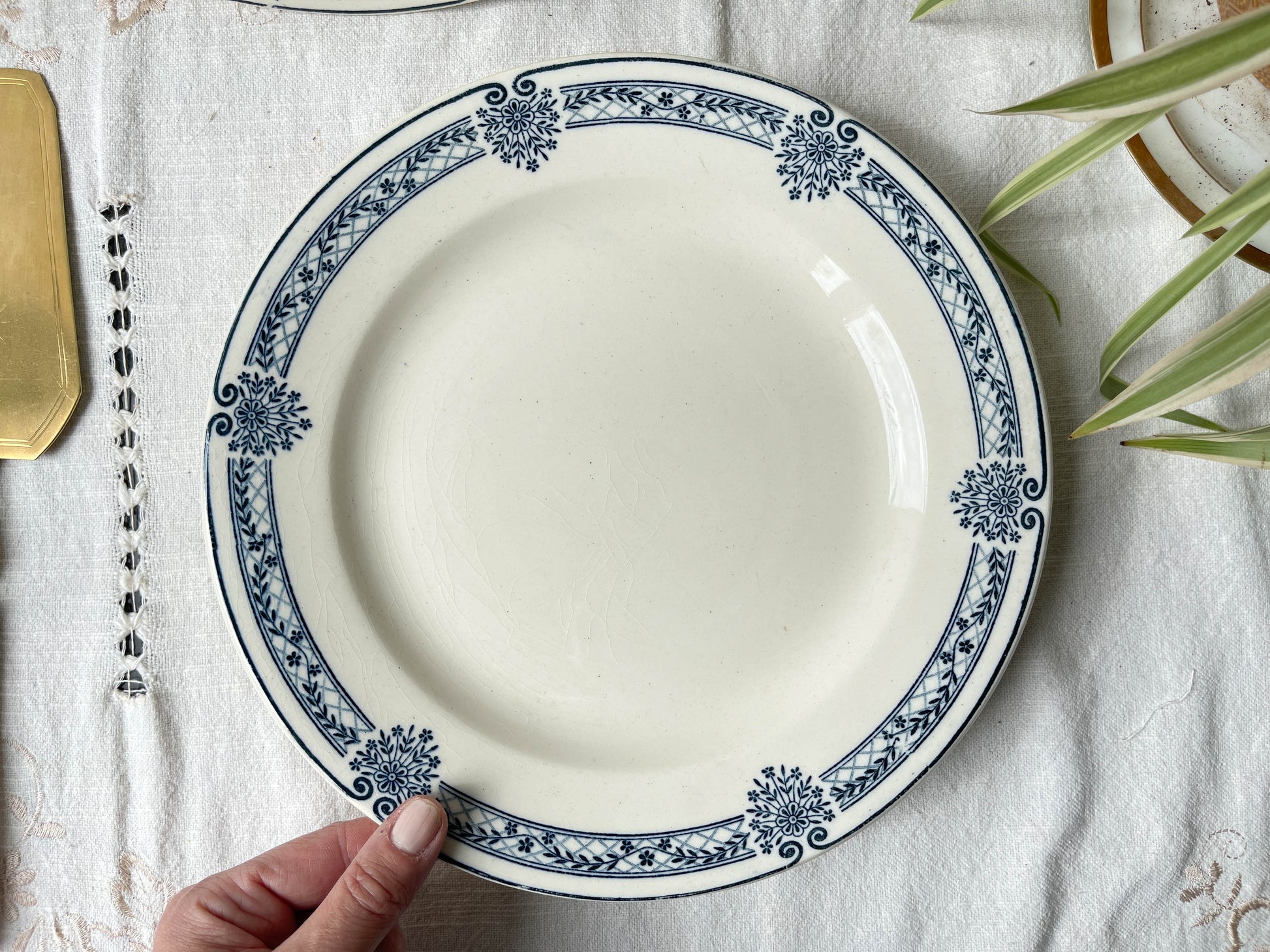 Plat piédouche vintage Terre de fer bleue Salins modèle Arbois Ennege