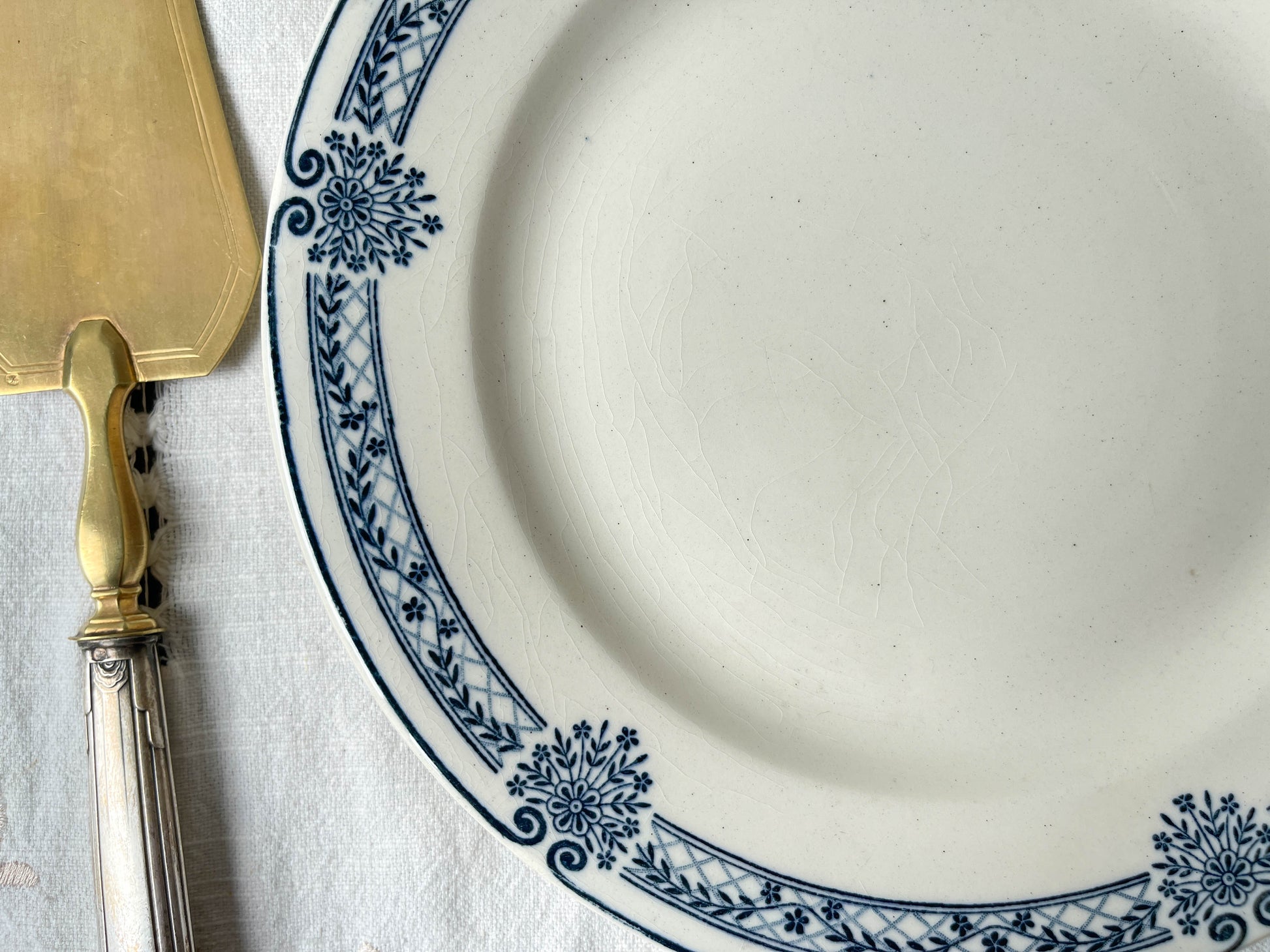 Plat piédouche vintage Terre de fer bleue Salins modèle Arbois Ennege
