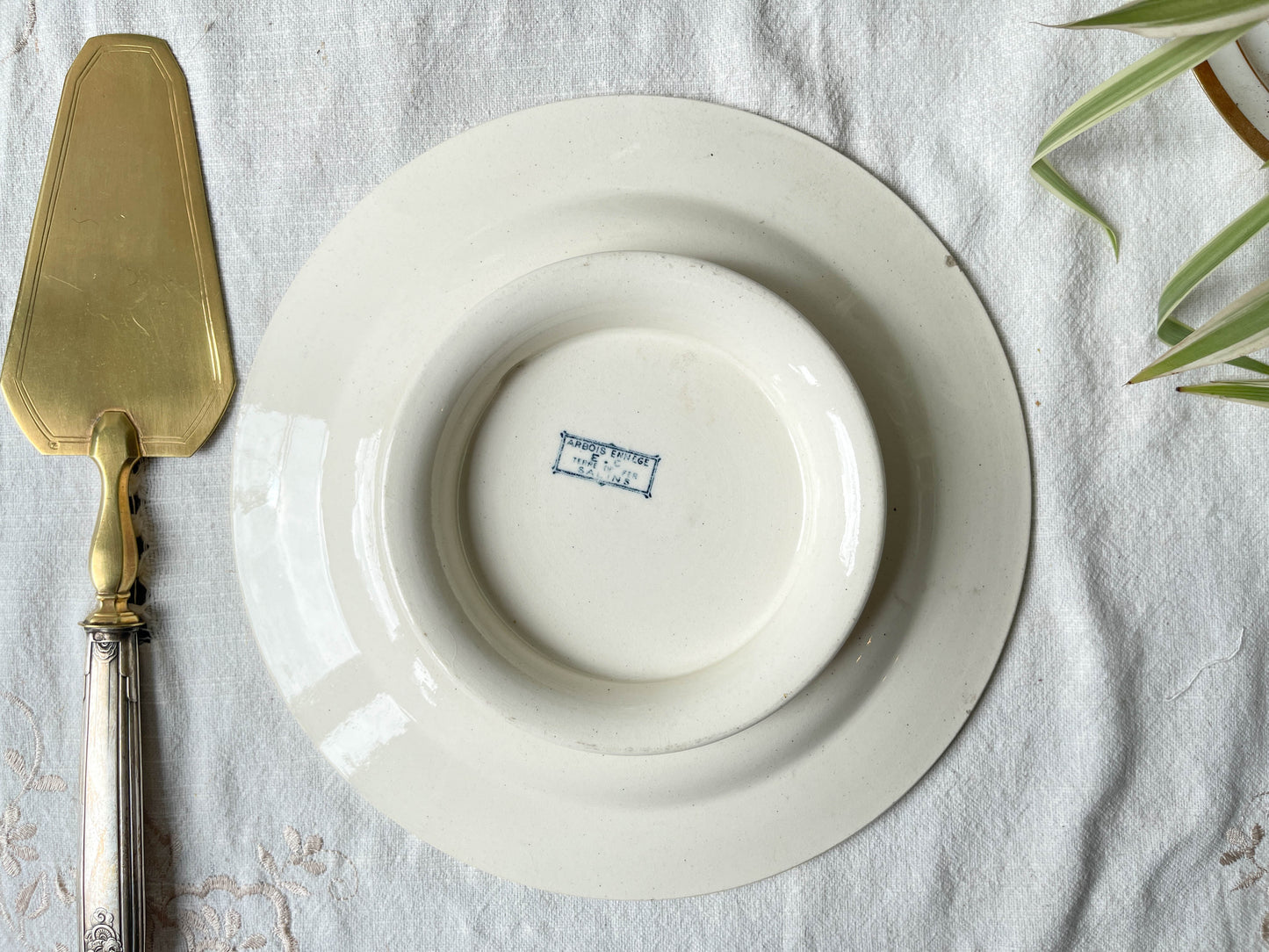 Plat piédouche vintage Terre de fer bleue Salins modèle Arbois Ennege