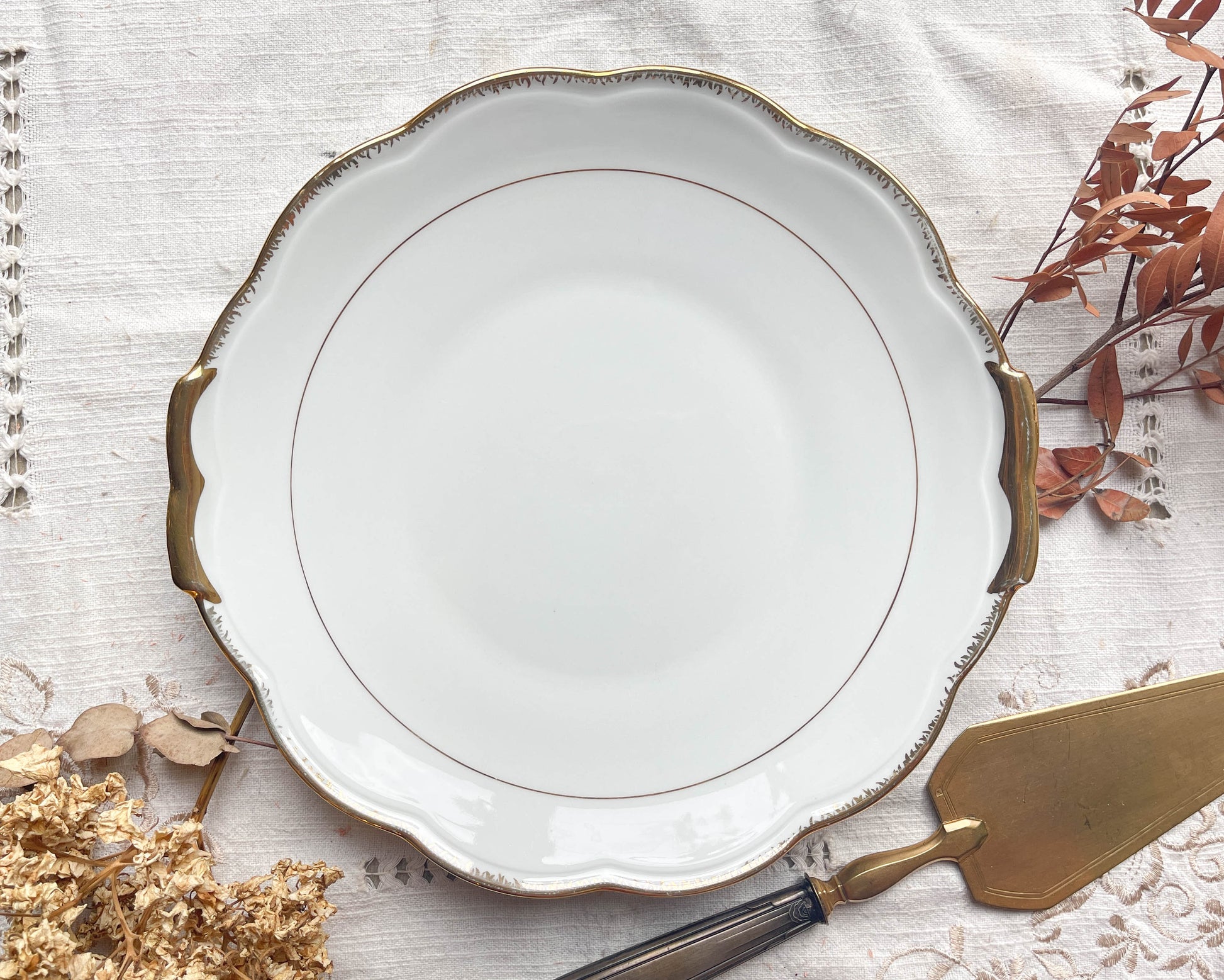 Plat à gâteau à oreille Limoges en porcelaine blanche dorée modèle 9400