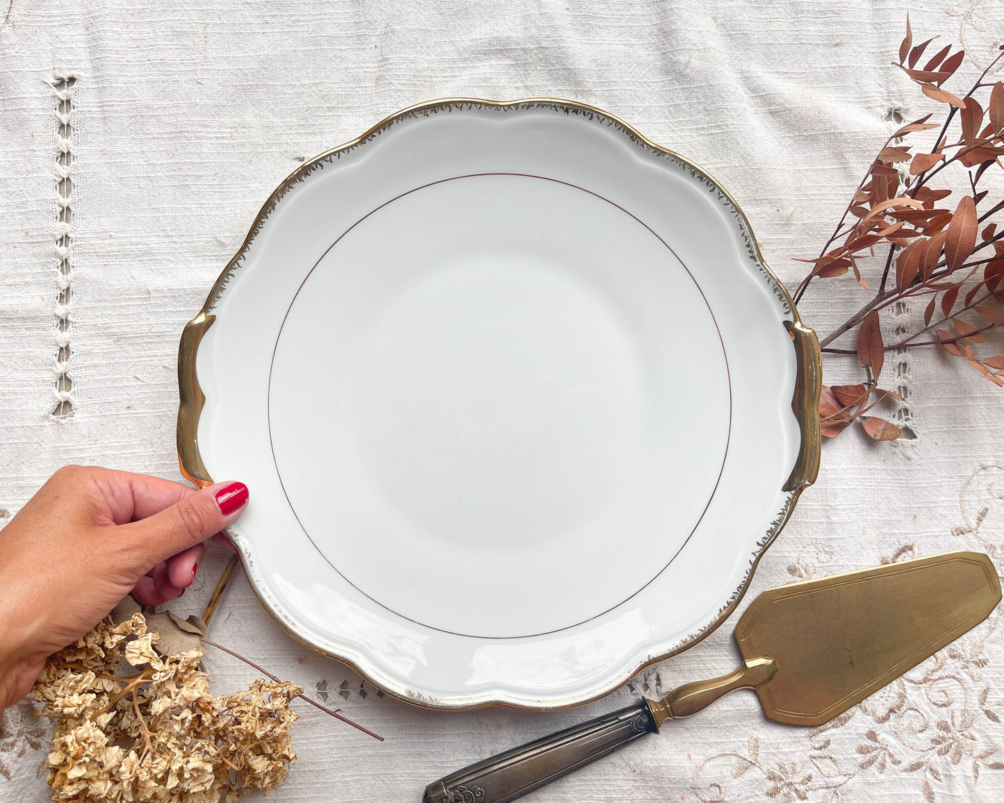 Plat à gâteau à oreille Limoges en porcelaine blanche dorée modèle 9400