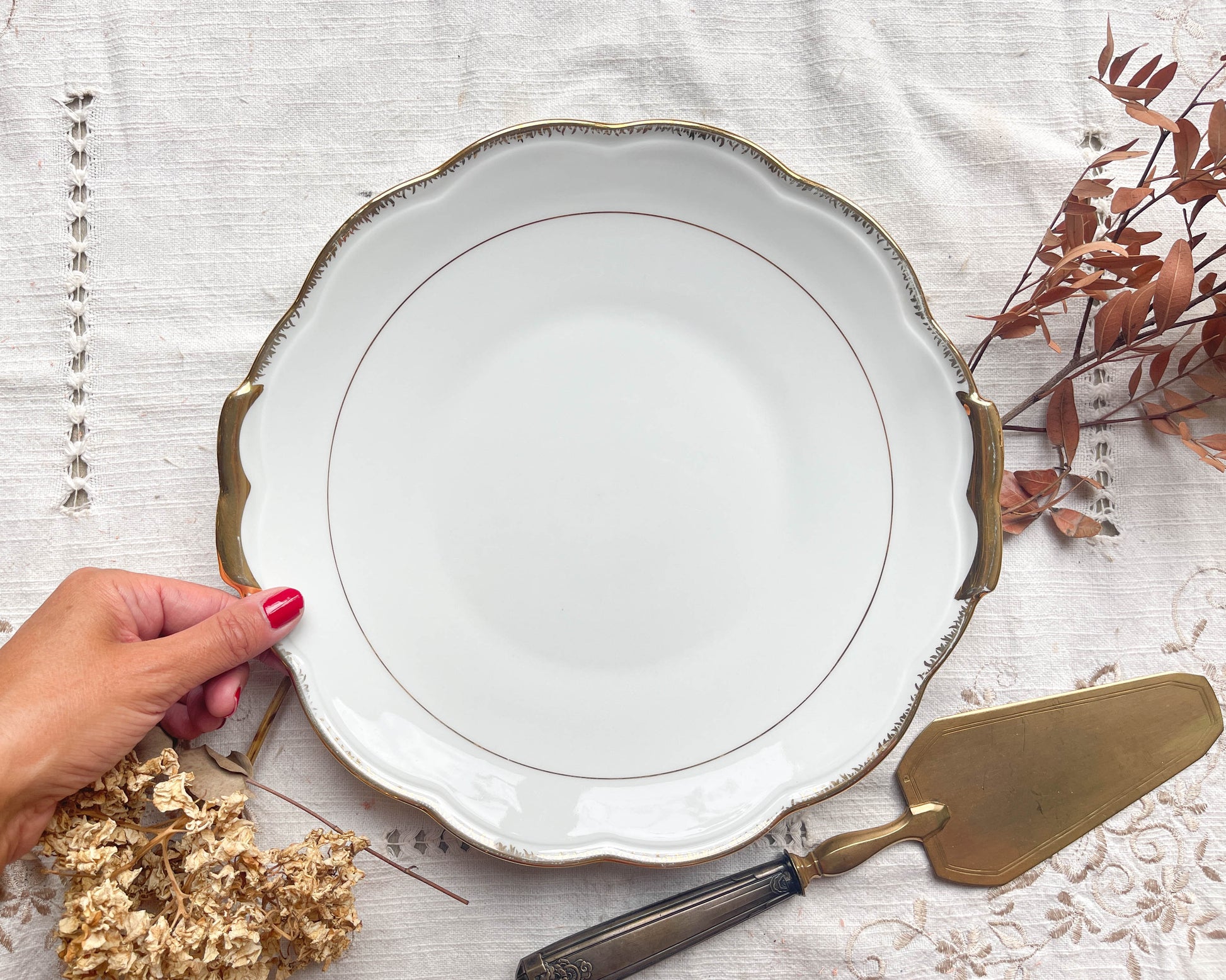 Plat à gâteau à oreille Limoges en porcelaine blanche dorée modèle 9400