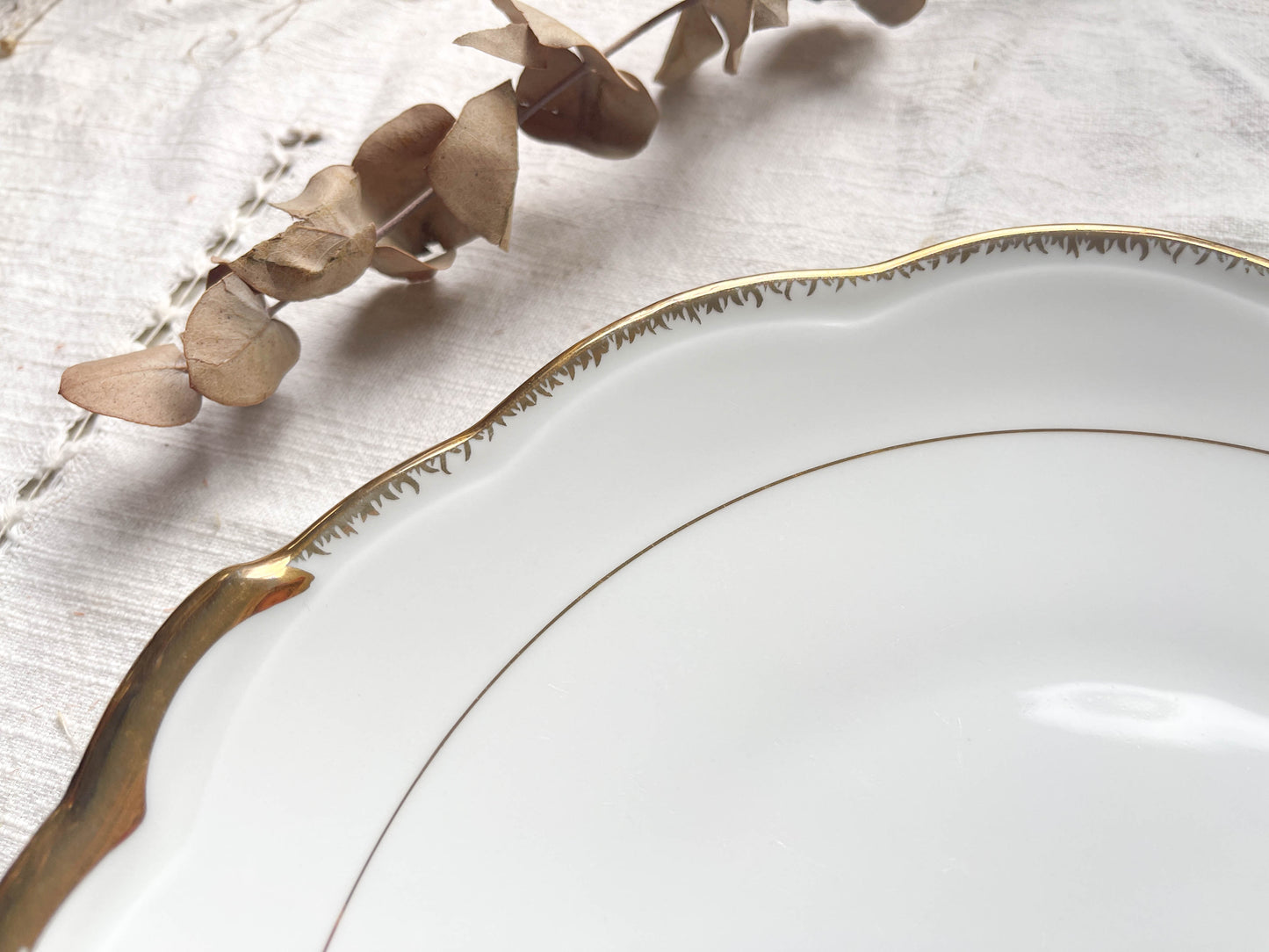 Plat à gâteau à oreille Limoges en porcelaine blanche dorée modèle 9400