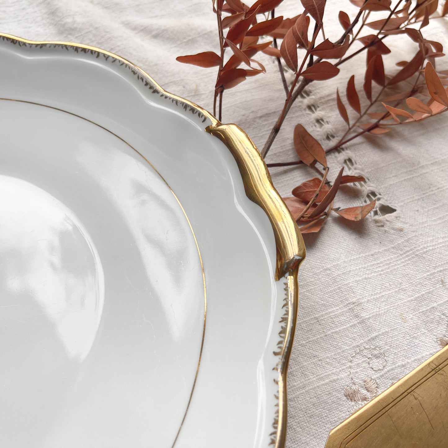 Plat à gâteau à oreille Limoges en porcelaine blanche dorée modèle 9400