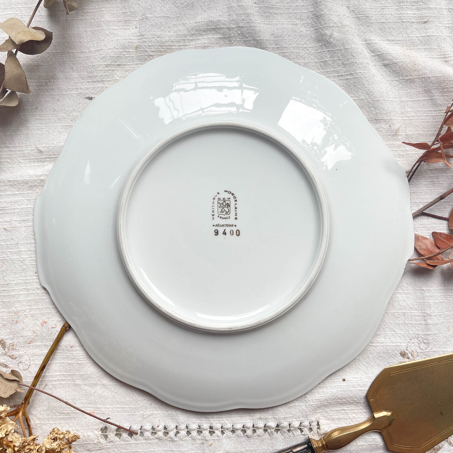 Plat à gâteau à oreille Limoges en porcelaine blanche dorée modèle 9400