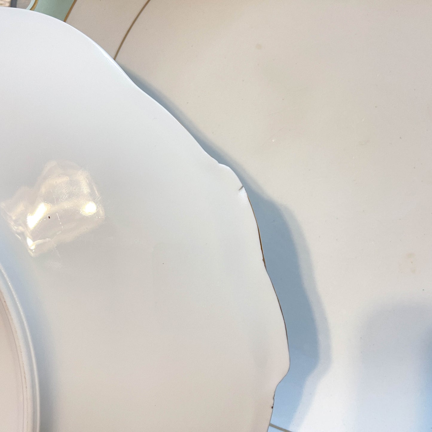 Plat à gâteau à oreille Limoges en porcelaine blanche dorée modèle 9400