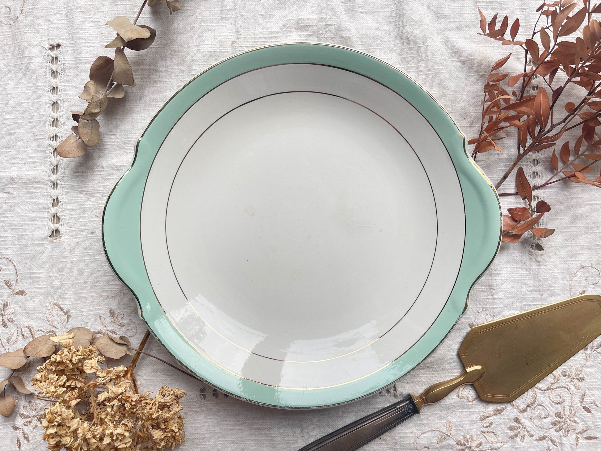 Plat à gâteau à oreille BADONVILLIER en porcelaine blanche verte dorée