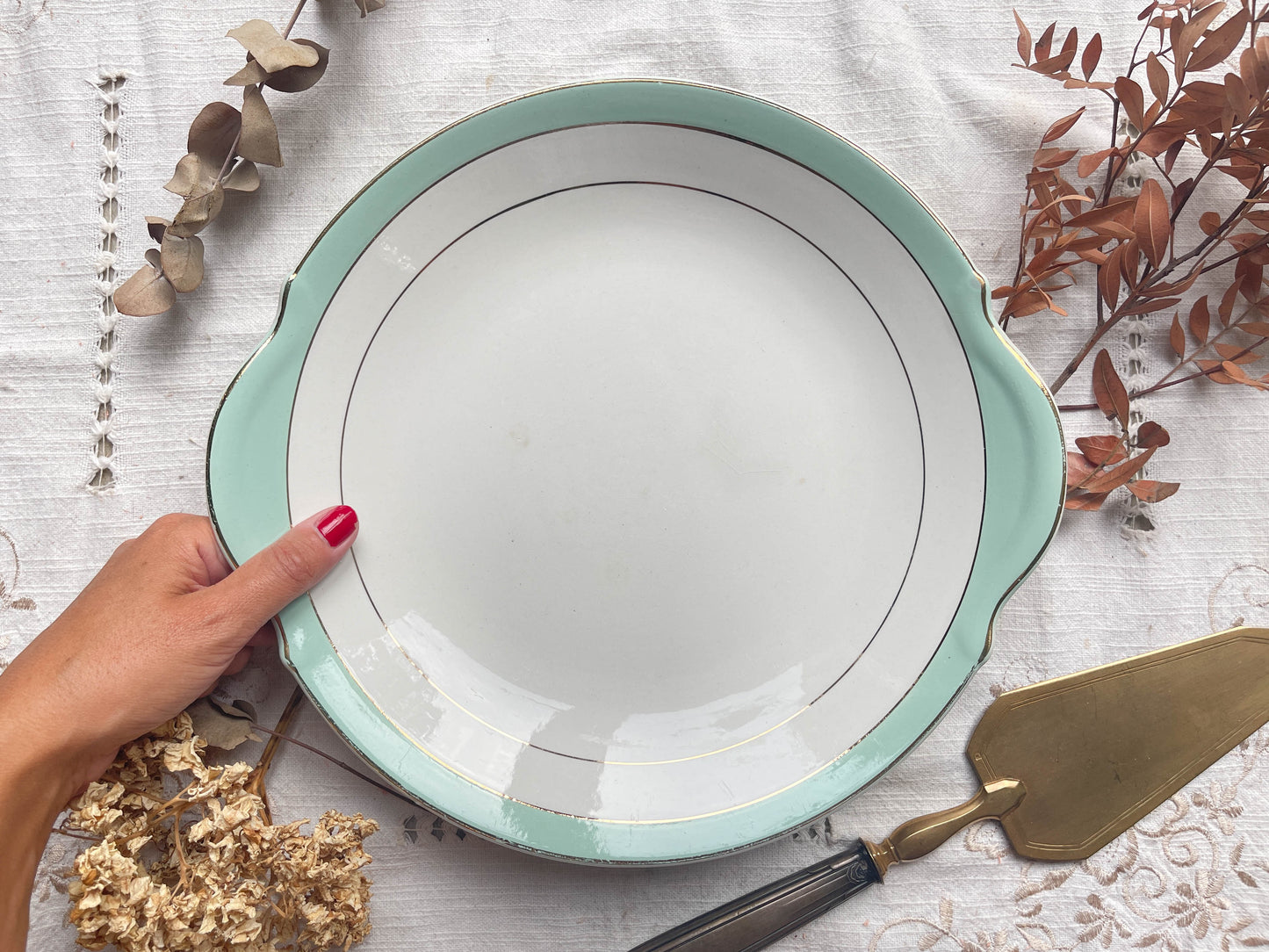 Plat à gâteau à oreille BADONVILLIER en porcelaine blanche verte dorée