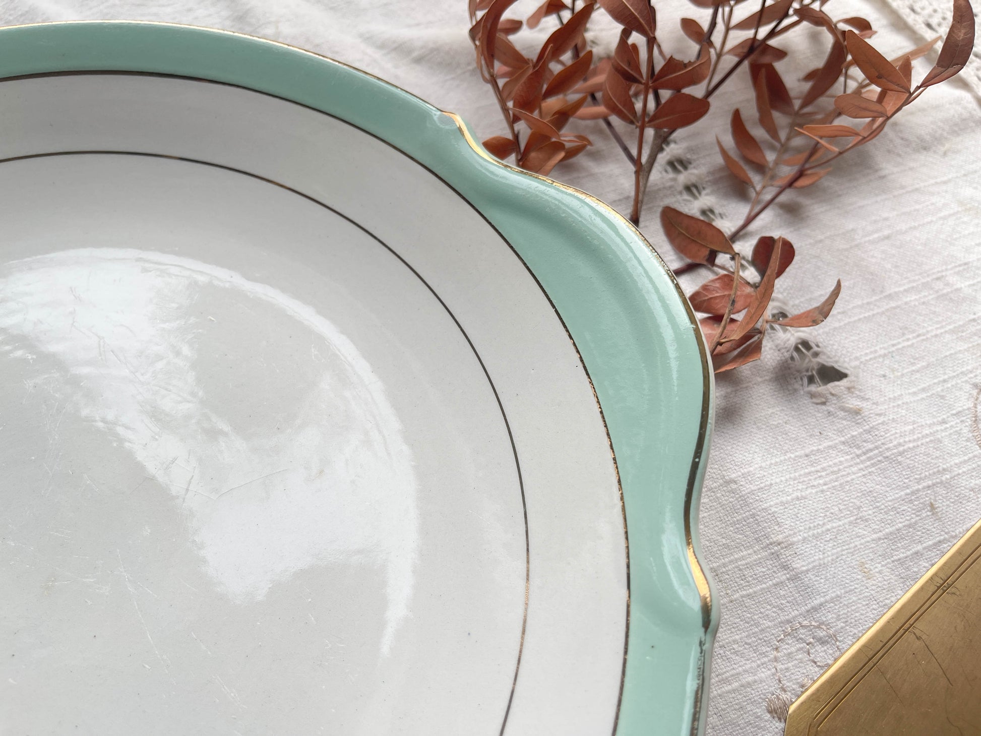 Plat à gâteau à oreille BADONVILLIER en porcelaine blanche verte dorée