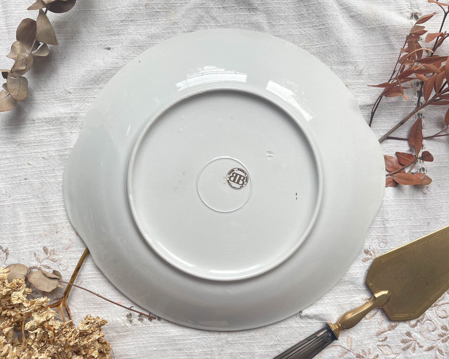 Plat à gâteau à oreille BADONVILLIER en porcelaine blanche verte dorée