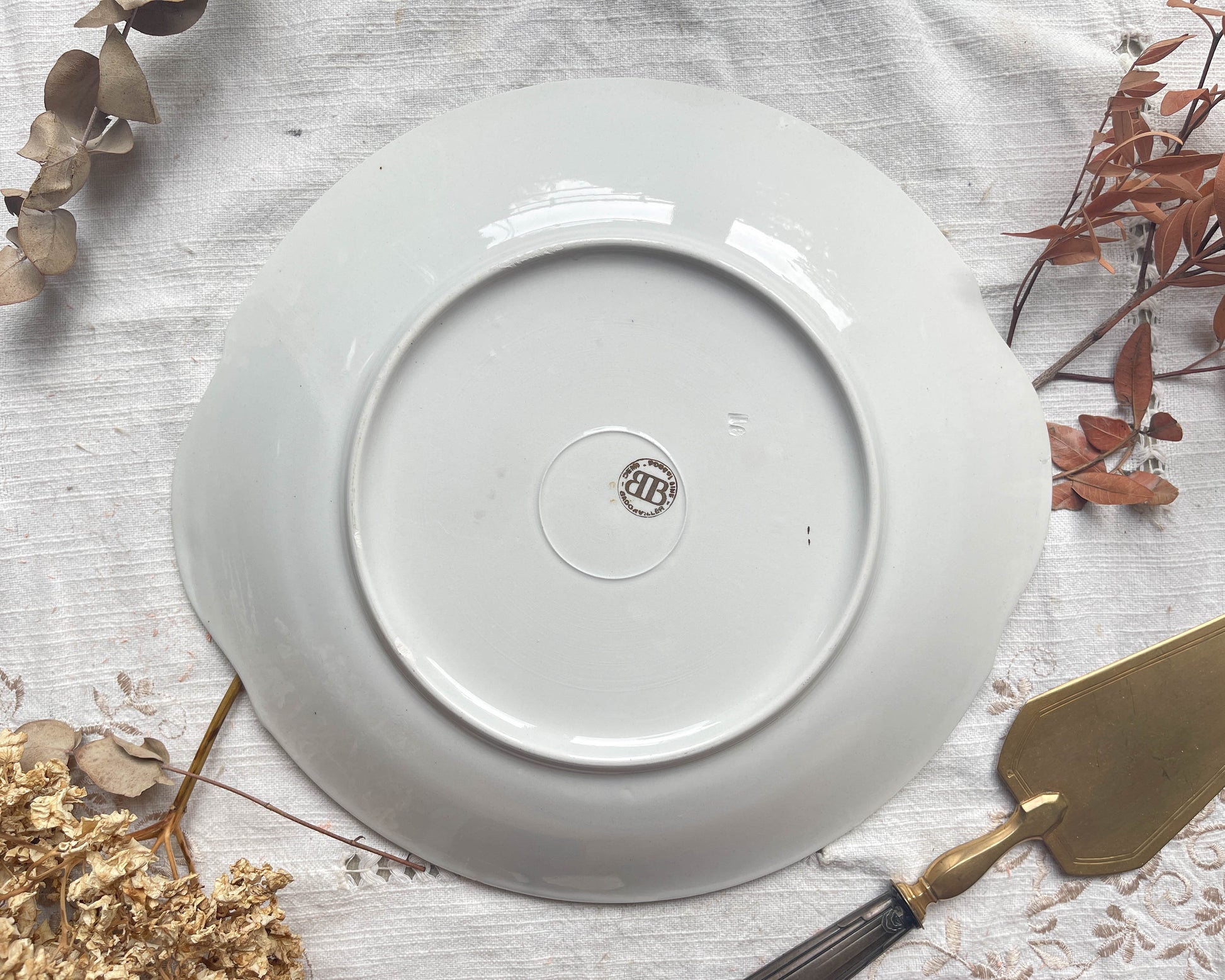 Plat à gâteau à oreille BADONVILLIER en porcelaine blanche verte dorée