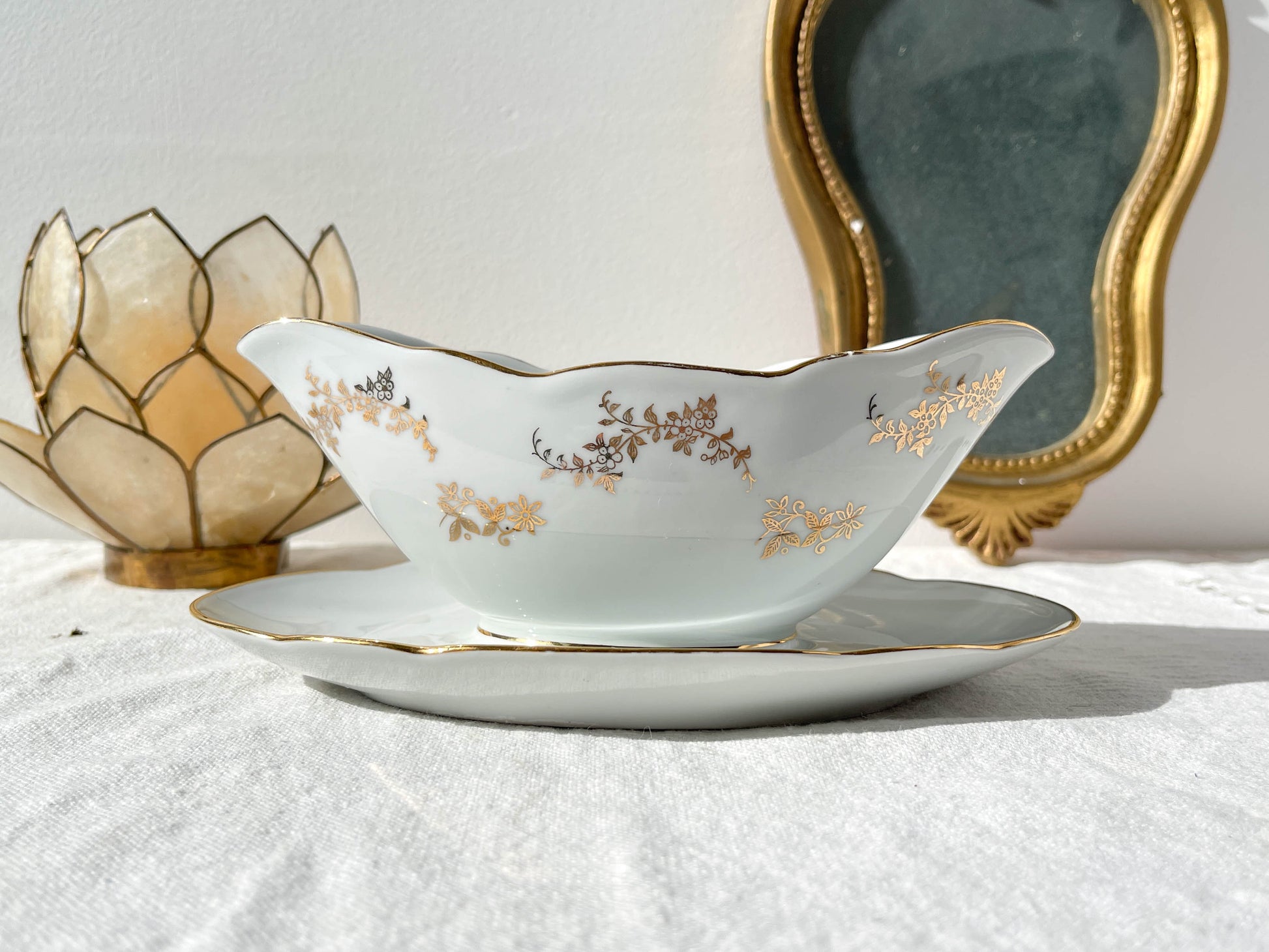 Saucière en porcelaine blanche dorée J&Ciem France 1950 motif fleuri