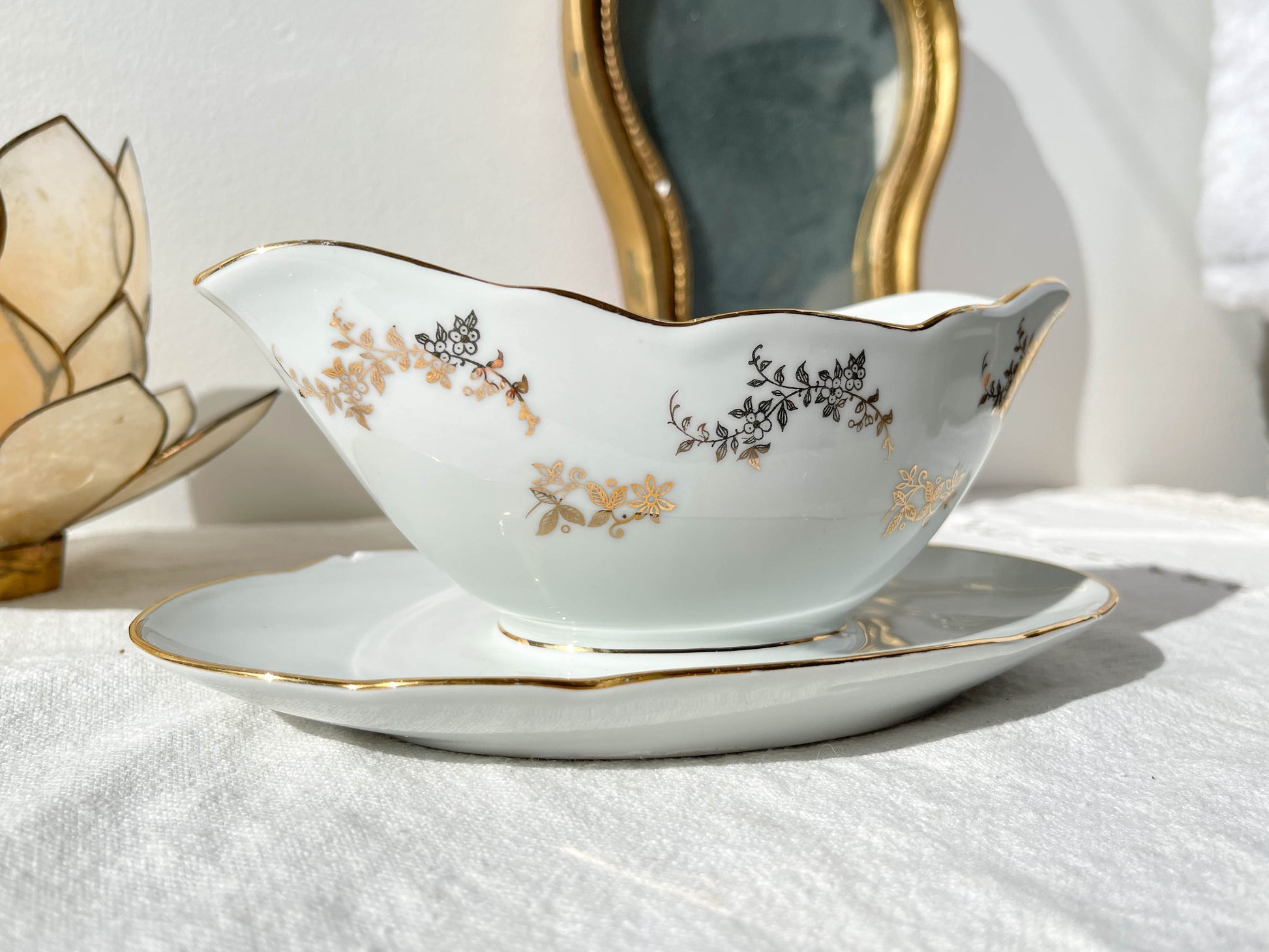 Saucière en porcelaine blanche dorée J&Ciem France 1950 motif fleuri