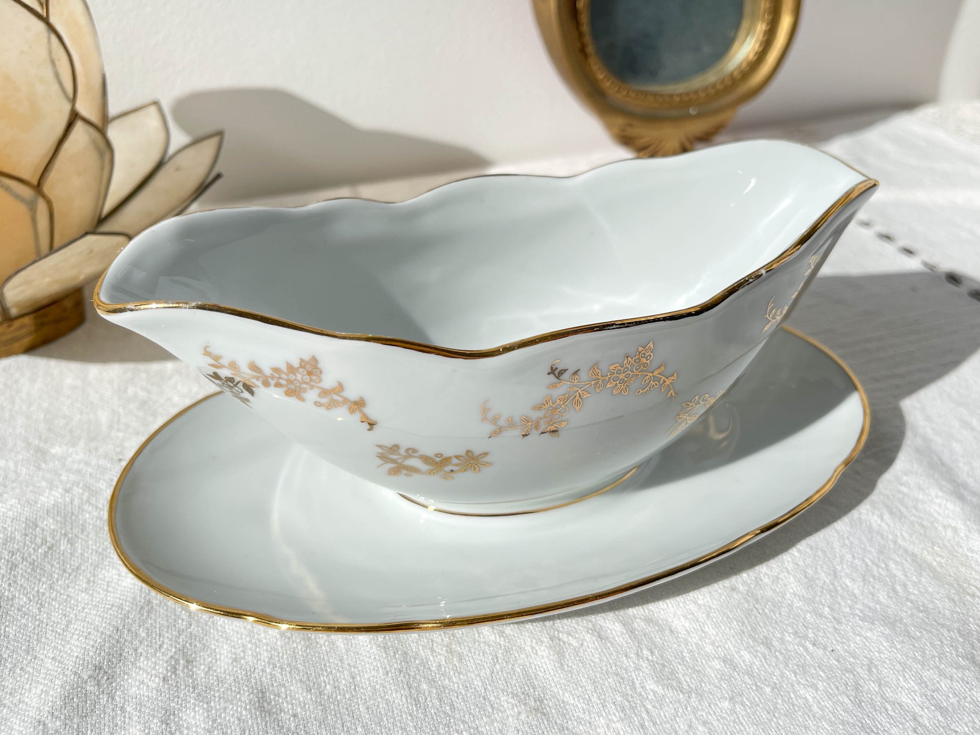 Saucière en porcelaine blanche dorée J&Ciem France 1950 motif fleuri