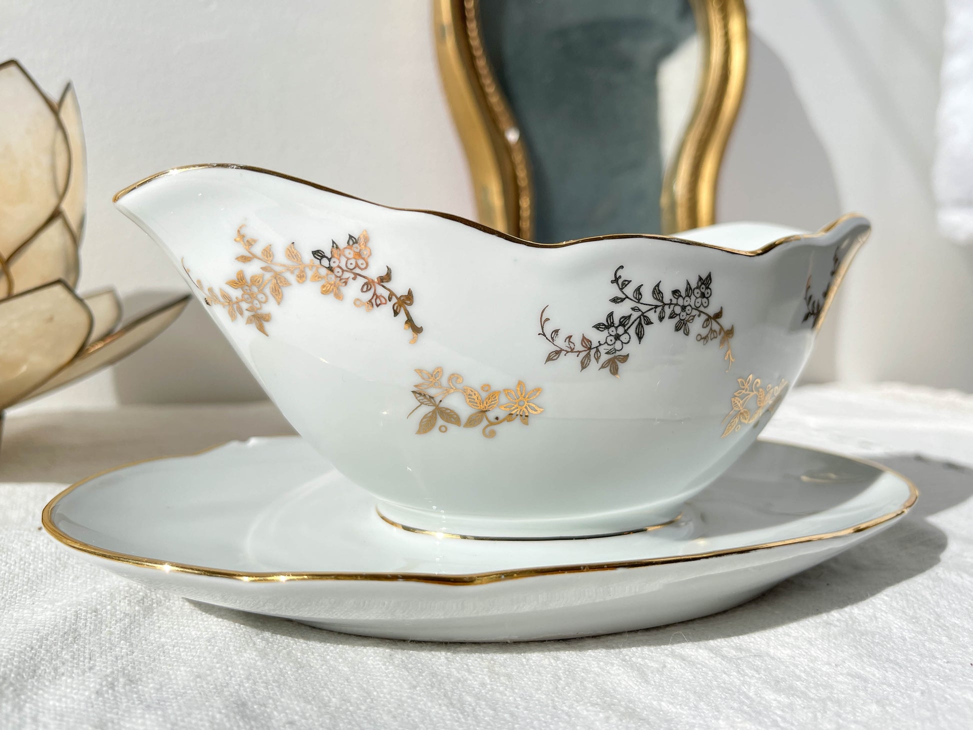 Saucière en porcelaine blanche dorée J&Ciem France 1950 motif fleuri
