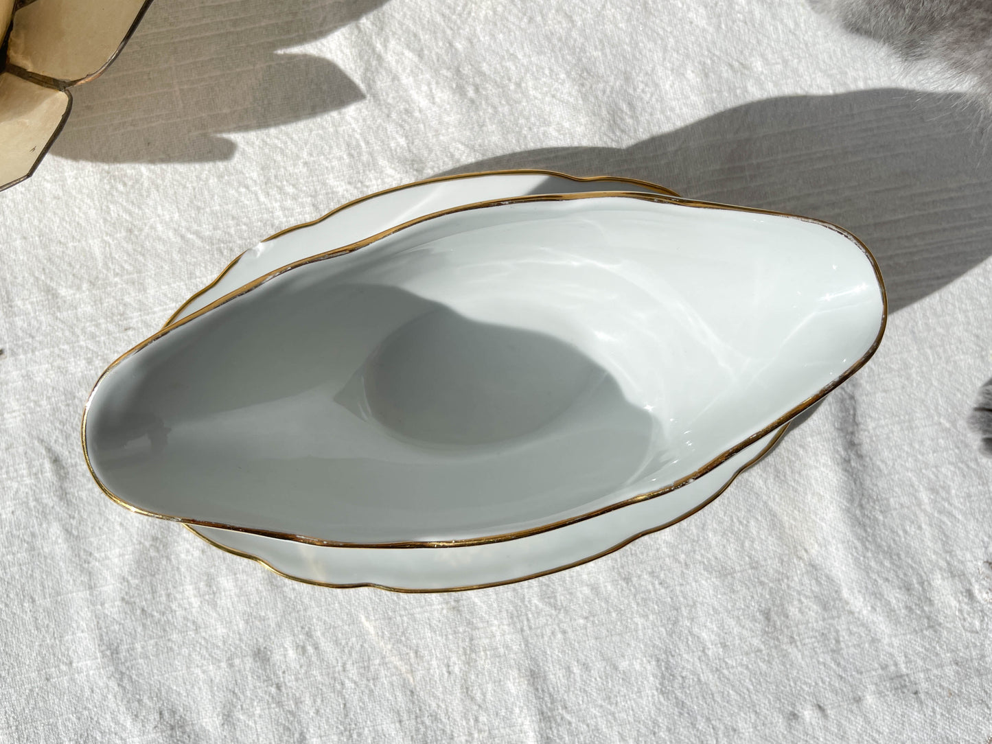Saucière en porcelaine blanche dorée J&Ciem France 1950 motif fleuri