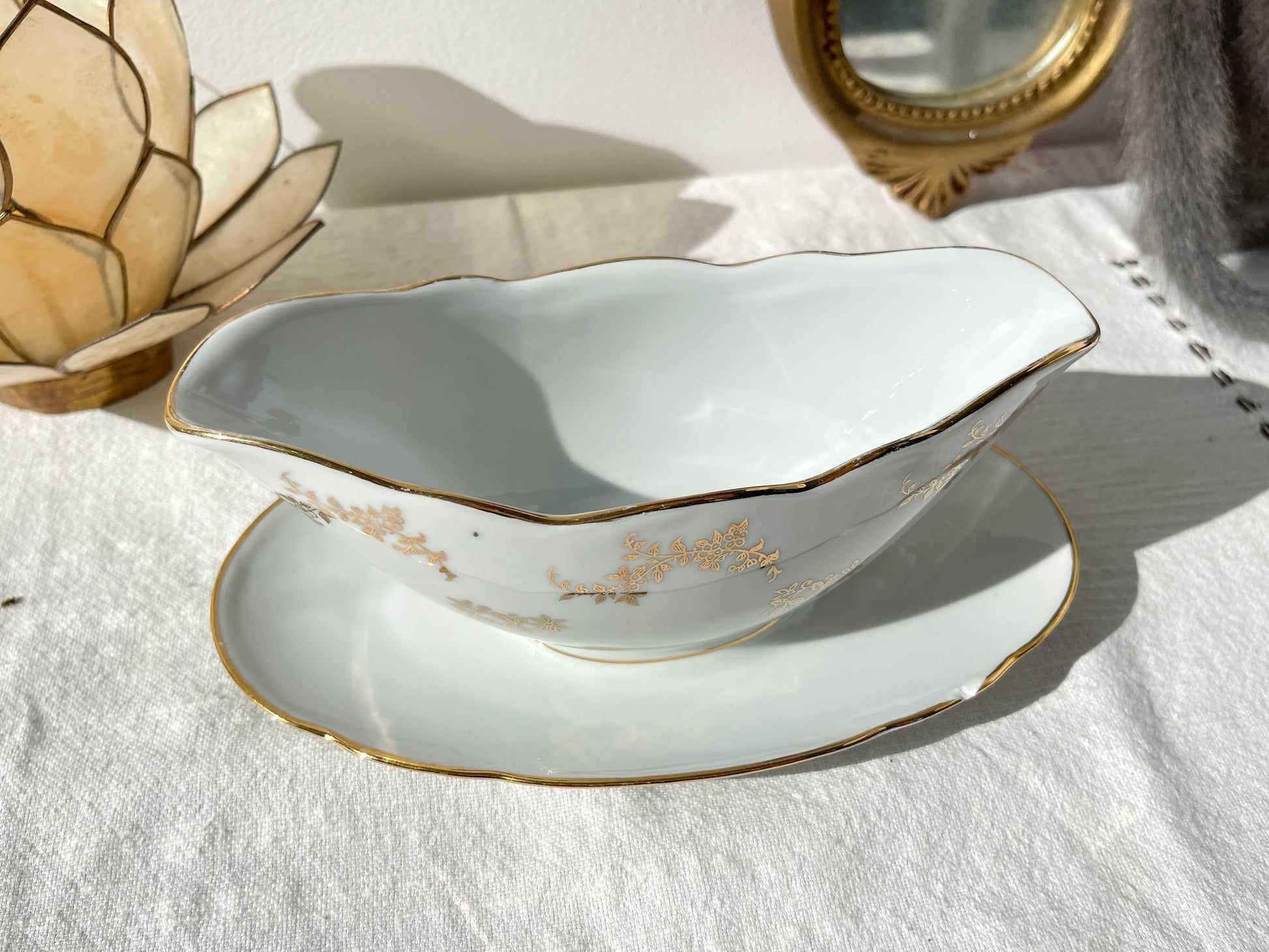 Saucière en porcelaine blanche dorée J&Ciem France 1950 motif fleuri