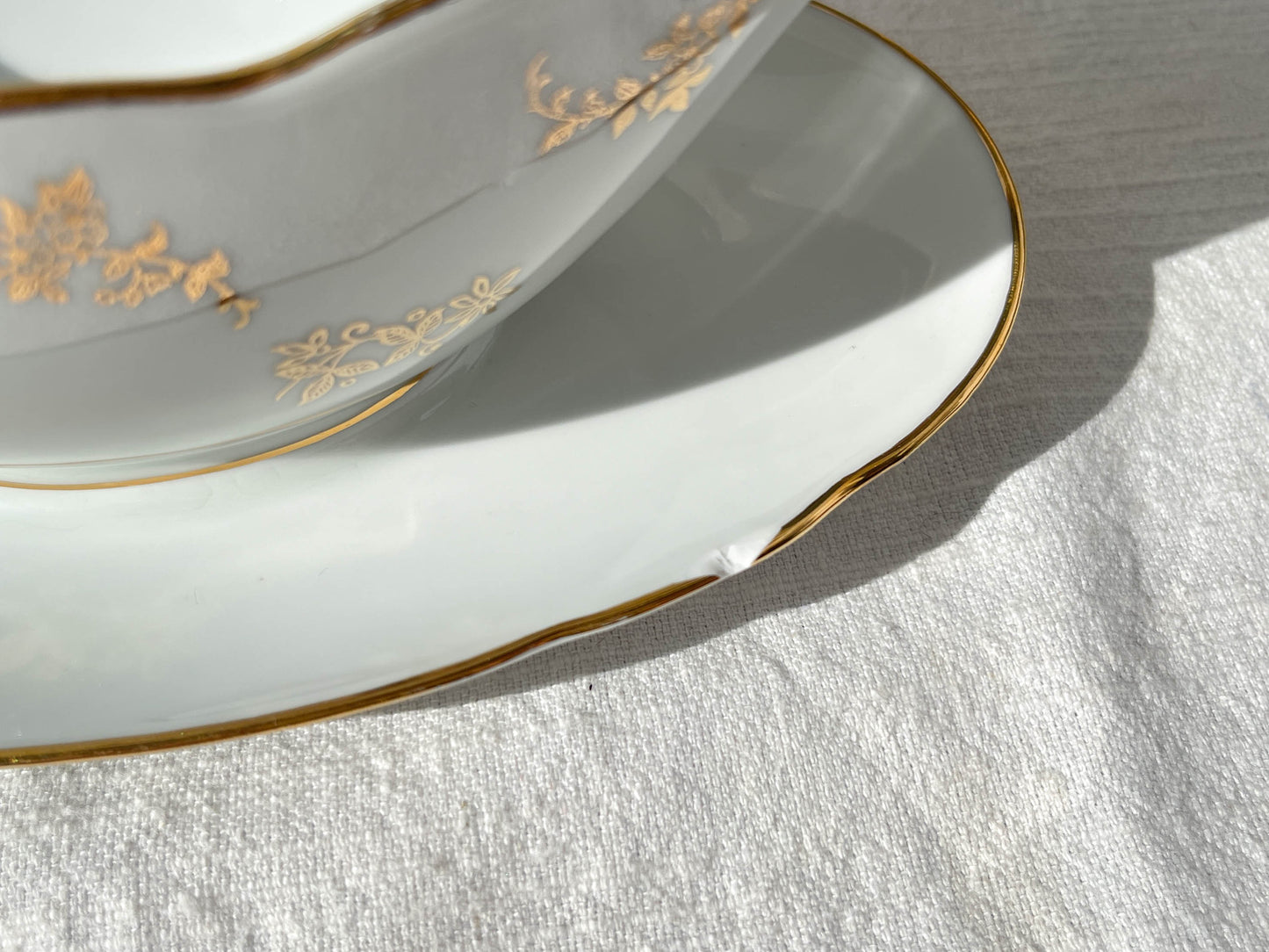 Saucière en porcelaine blanche dorée J&Ciem France 1950 motif fleuri
