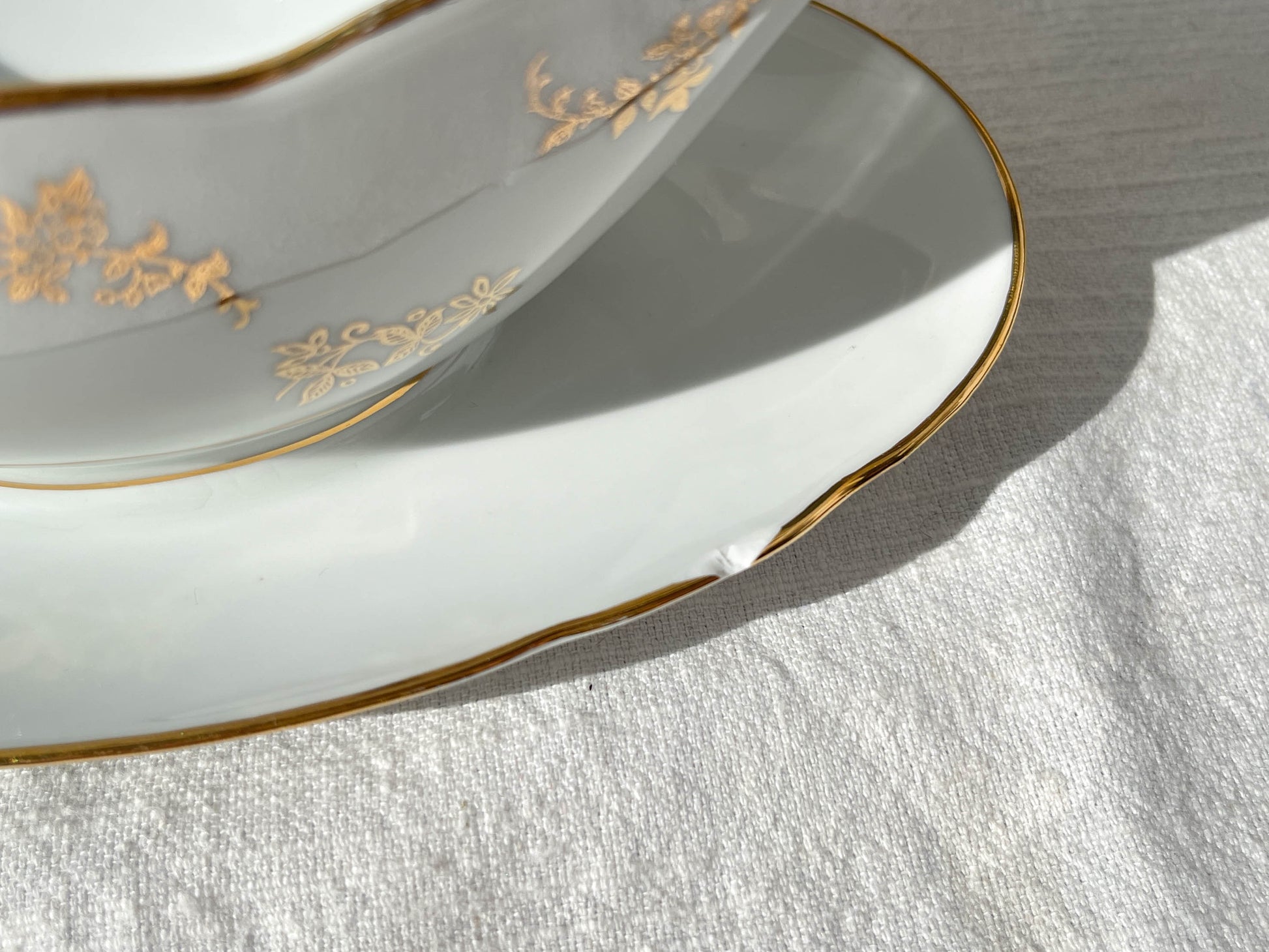 Saucière en porcelaine blanche dorée J&Ciem France 1950 motif fleuri