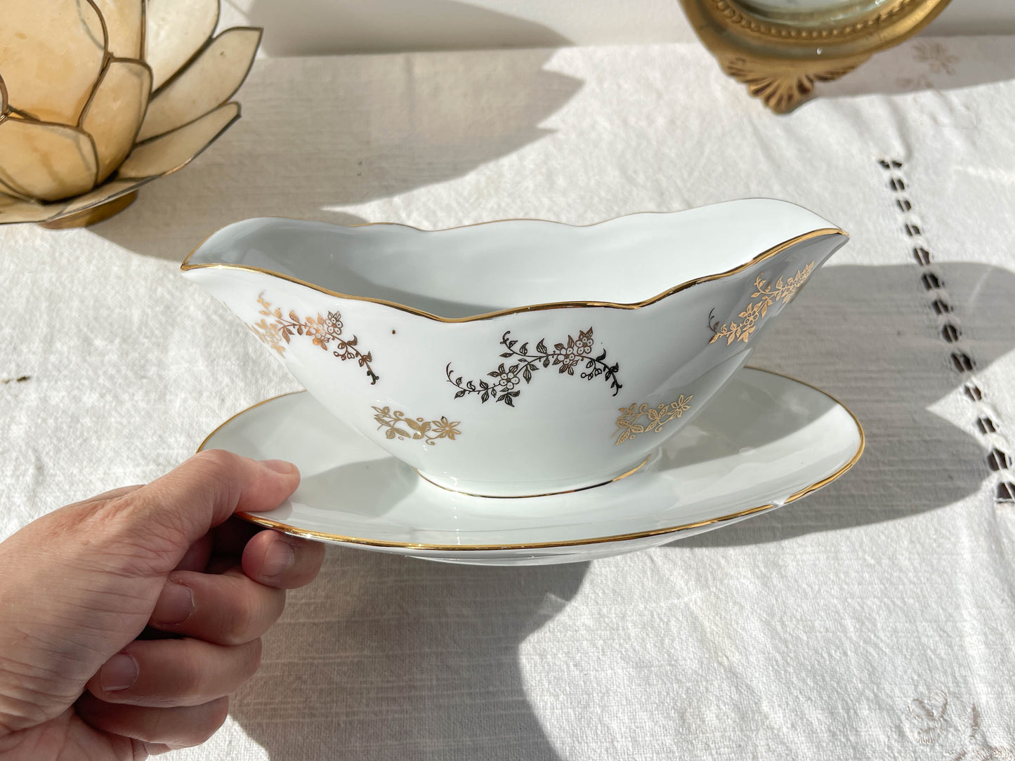 Saucière en porcelaine blanche dorée J&Ciem France 1950 motif fleuri