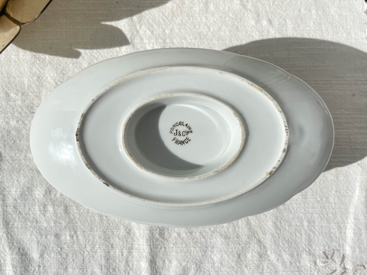 Saucière en porcelaine blanche dorée J&Ciem France 1950 motif fleuri