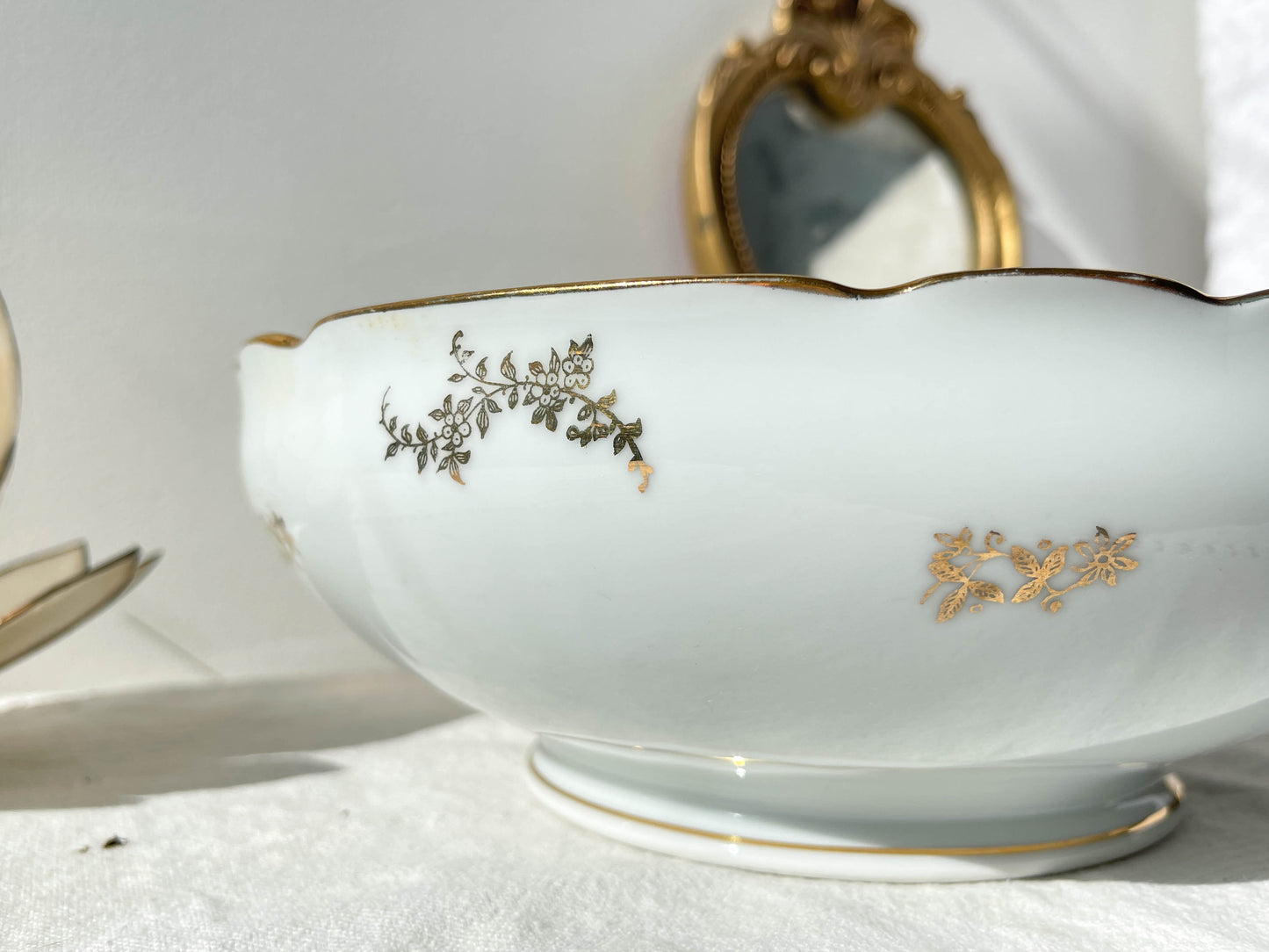 Saladier en porcelaine blanche dorée J&Ciem France 1950 motif fleuri