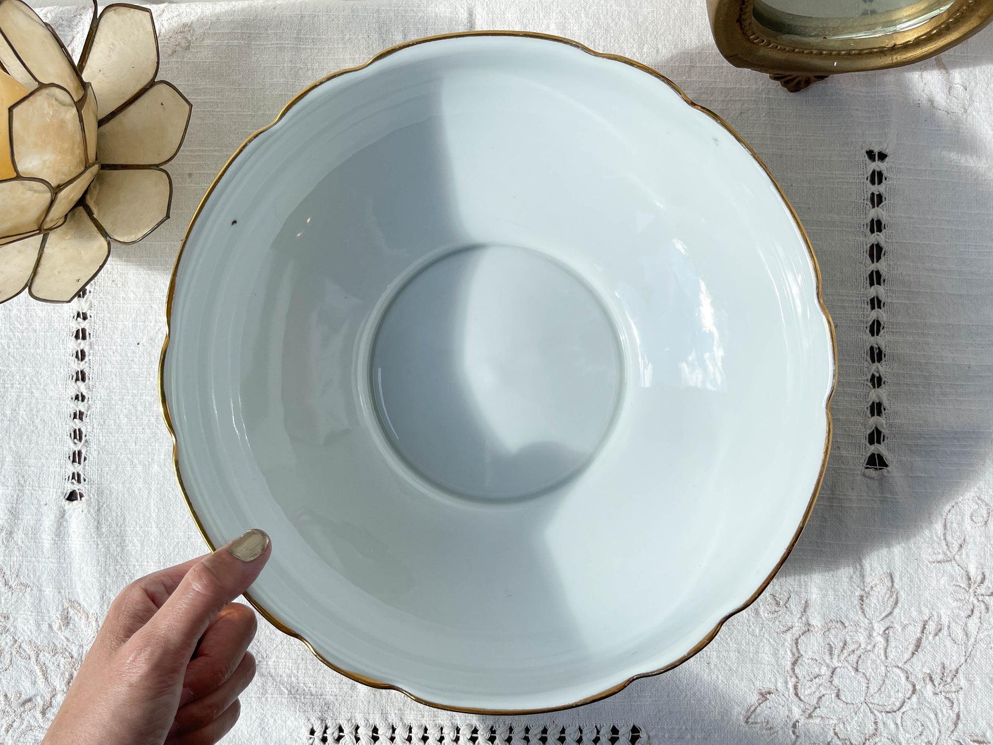 Saladier en porcelaine blanche dorée J&Ciem France 1950 motif fleuri