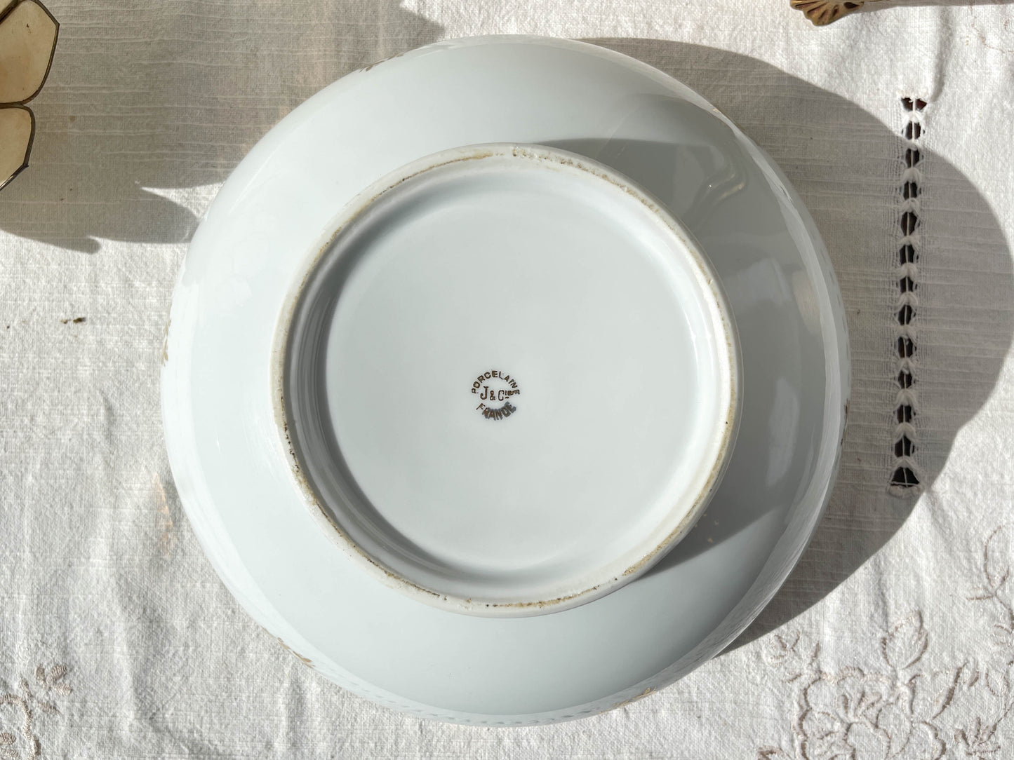 Saladier en porcelaine blanche dorée J&Ciem France 1950 motif fleuri