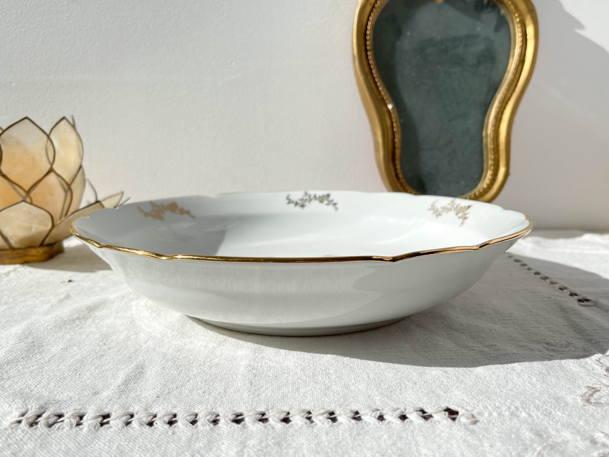 Plat creux en porcelaine blanche dorée J&Ciem France 1950 motif fleuri