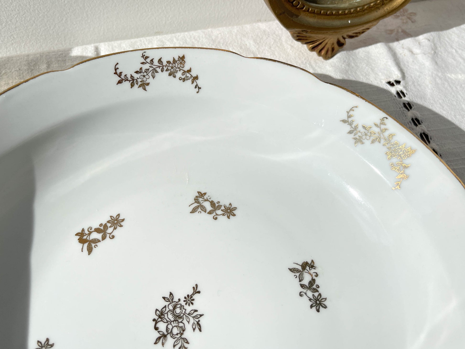 Plat creux en porcelaine blanche dorée J&Ciem France 1950 motif fleuri