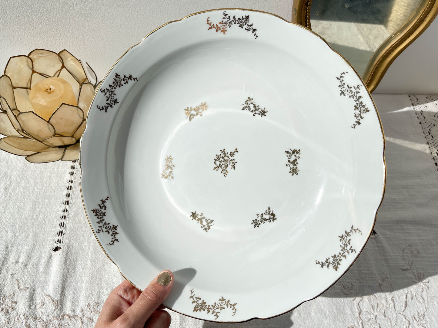 Plat creux en porcelaine blanche dorée J&Ciem France 1950 motif fleuri