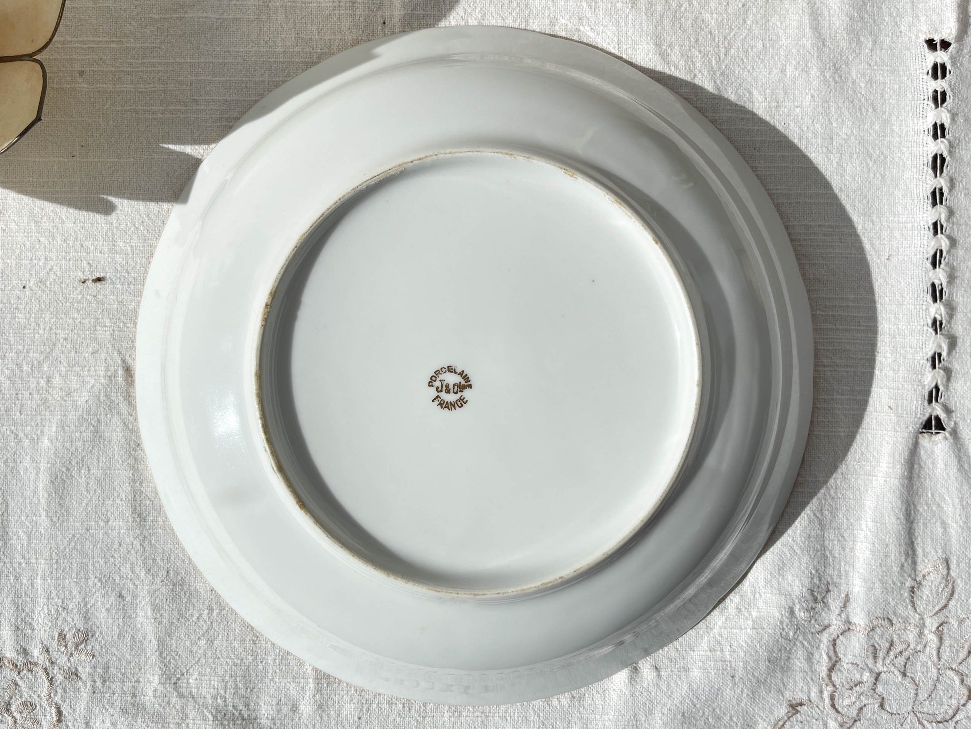 Plat creux en porcelaine blanche dorée J&Ciem France 1950 motif fleuri