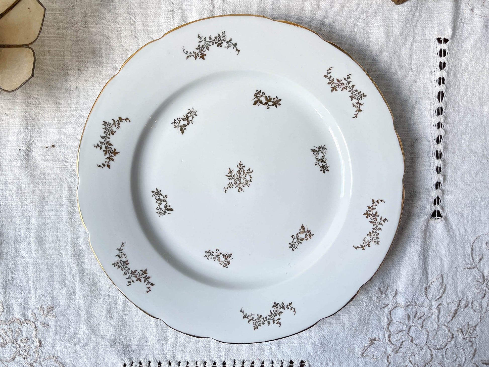 Plat en porcelaine blanche dorée J&Ciem France 1950 motif fleuri