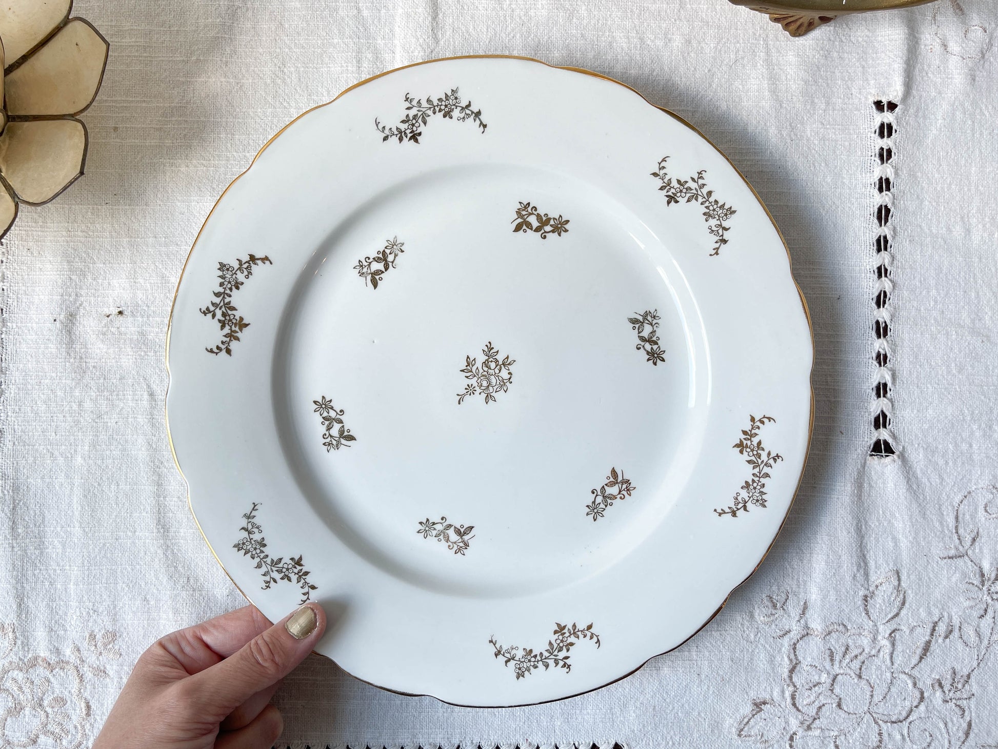 Plat en porcelaine blanche dorée J&Ciem France 1950 motif fleuri