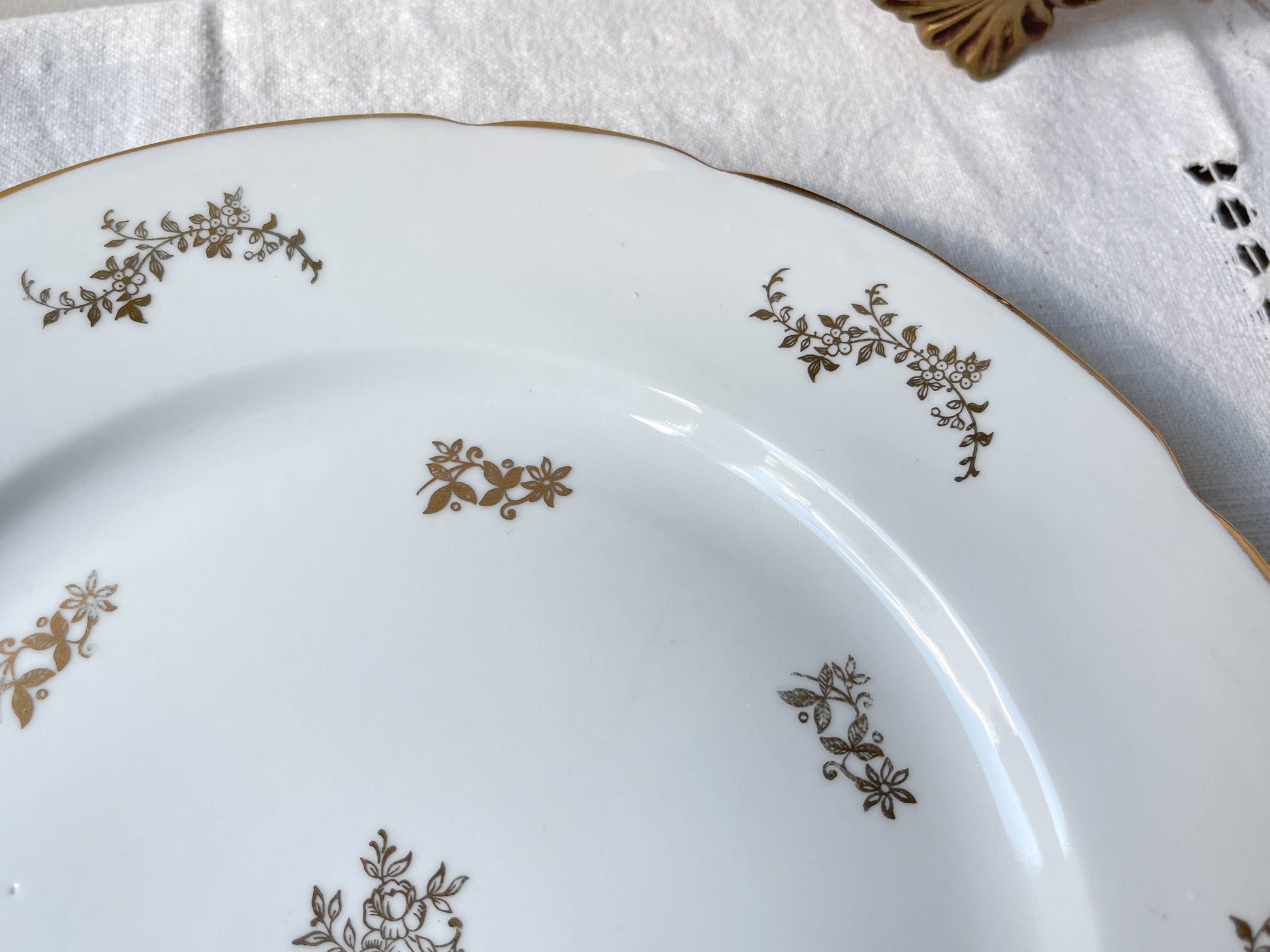 Plat en porcelaine blanche dorée J&Ciem France 1950 motif fleuri