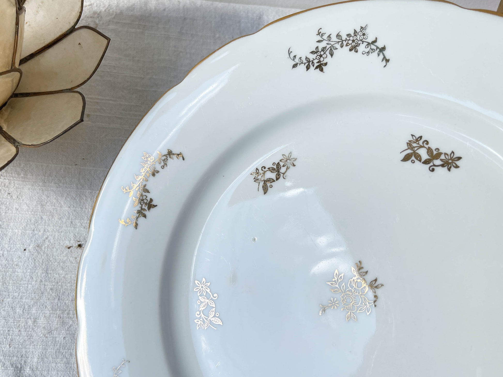 Plat en porcelaine blanche dorée J&Ciem France 1950 motif fleuri