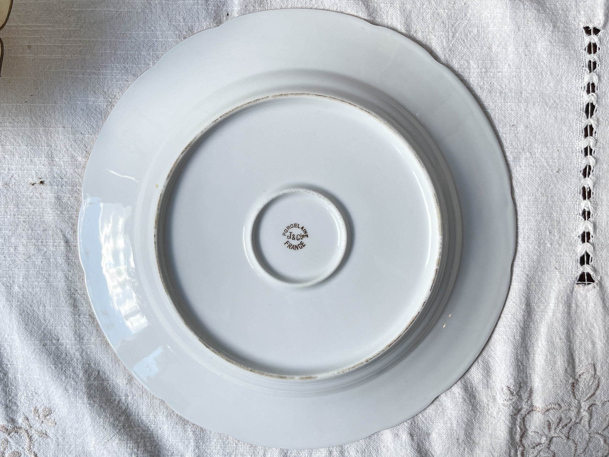 Plat en porcelaine blanche dorée J&Ciem France 1950 motif fleuri