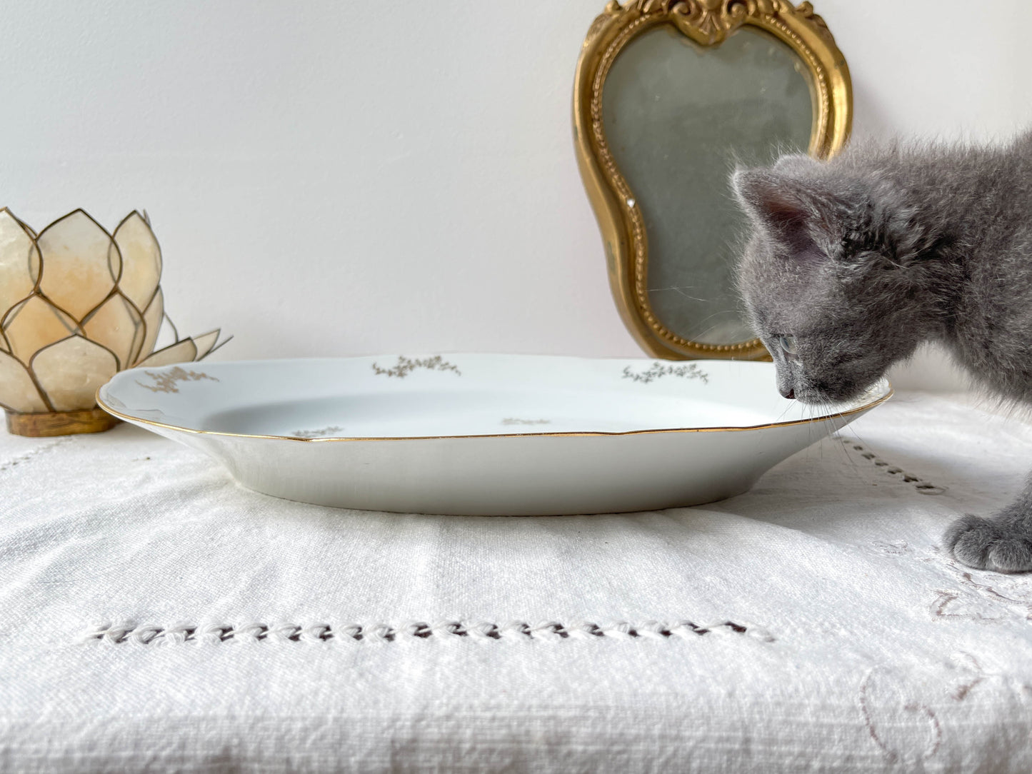 Plat oval en porcelaine blanche dorée J&Ciem France 1950 motif fleuri