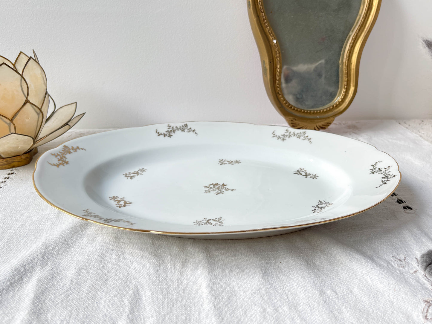Plat oval en porcelaine blanche dorée J&Ciem France 1950 motif fleuri