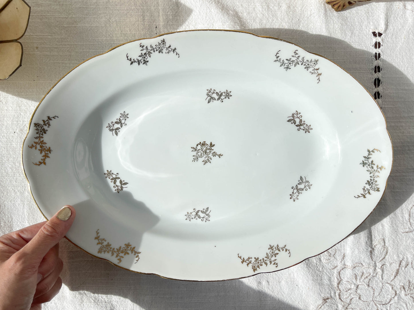 Plat oval en porcelaine blanche dorée J&Ciem France 1950 motif fleuri