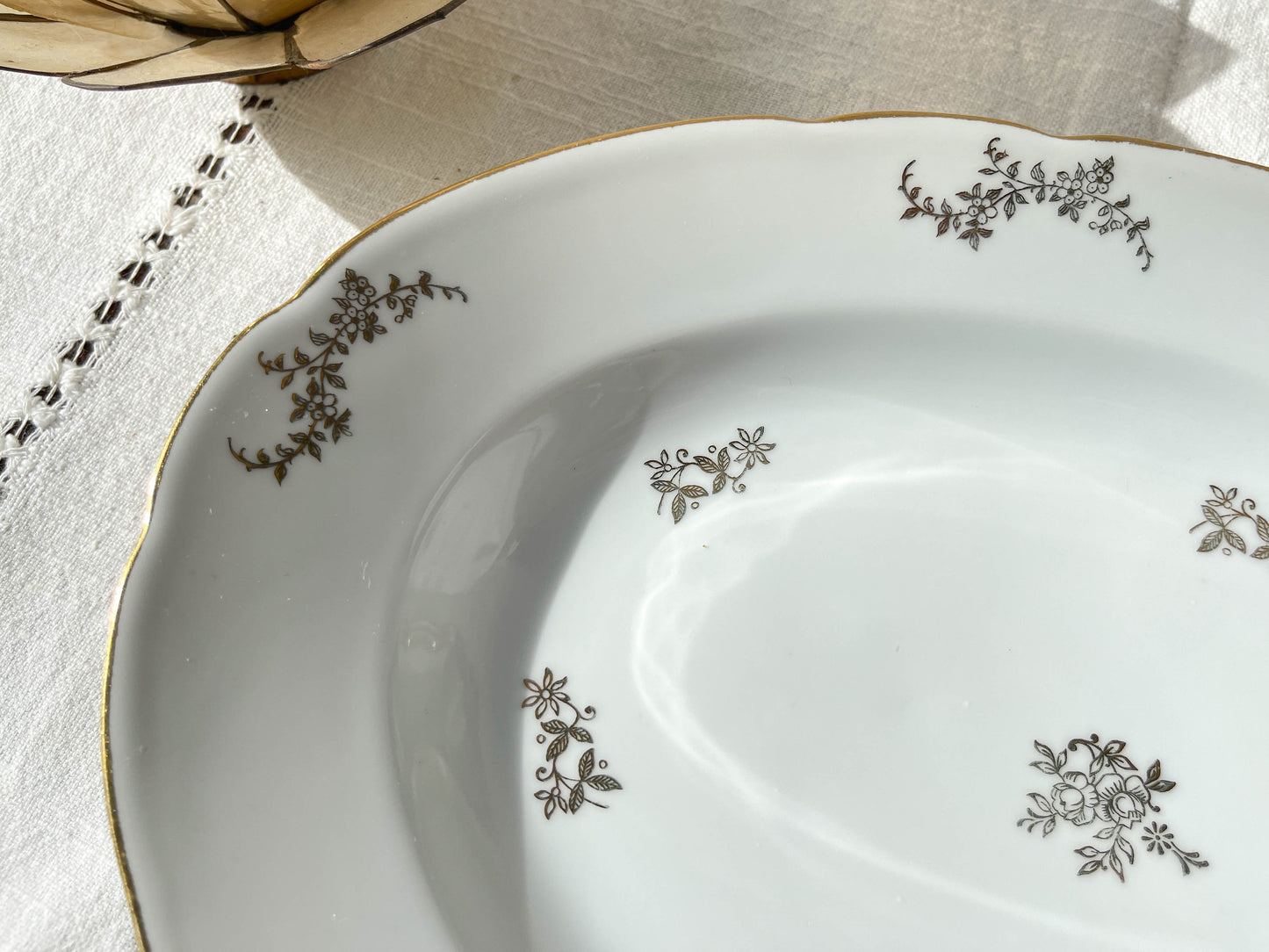 Plat oval en porcelaine blanche dorée J&Ciem France 1950 motif fleuri