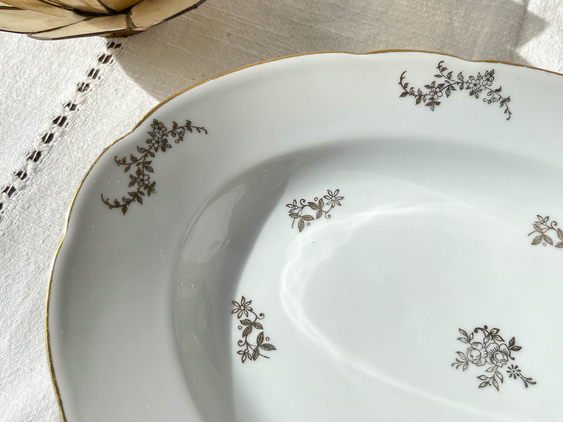 Plat oval en porcelaine blanche dorée J&Ciem France 1950 motif fleuri