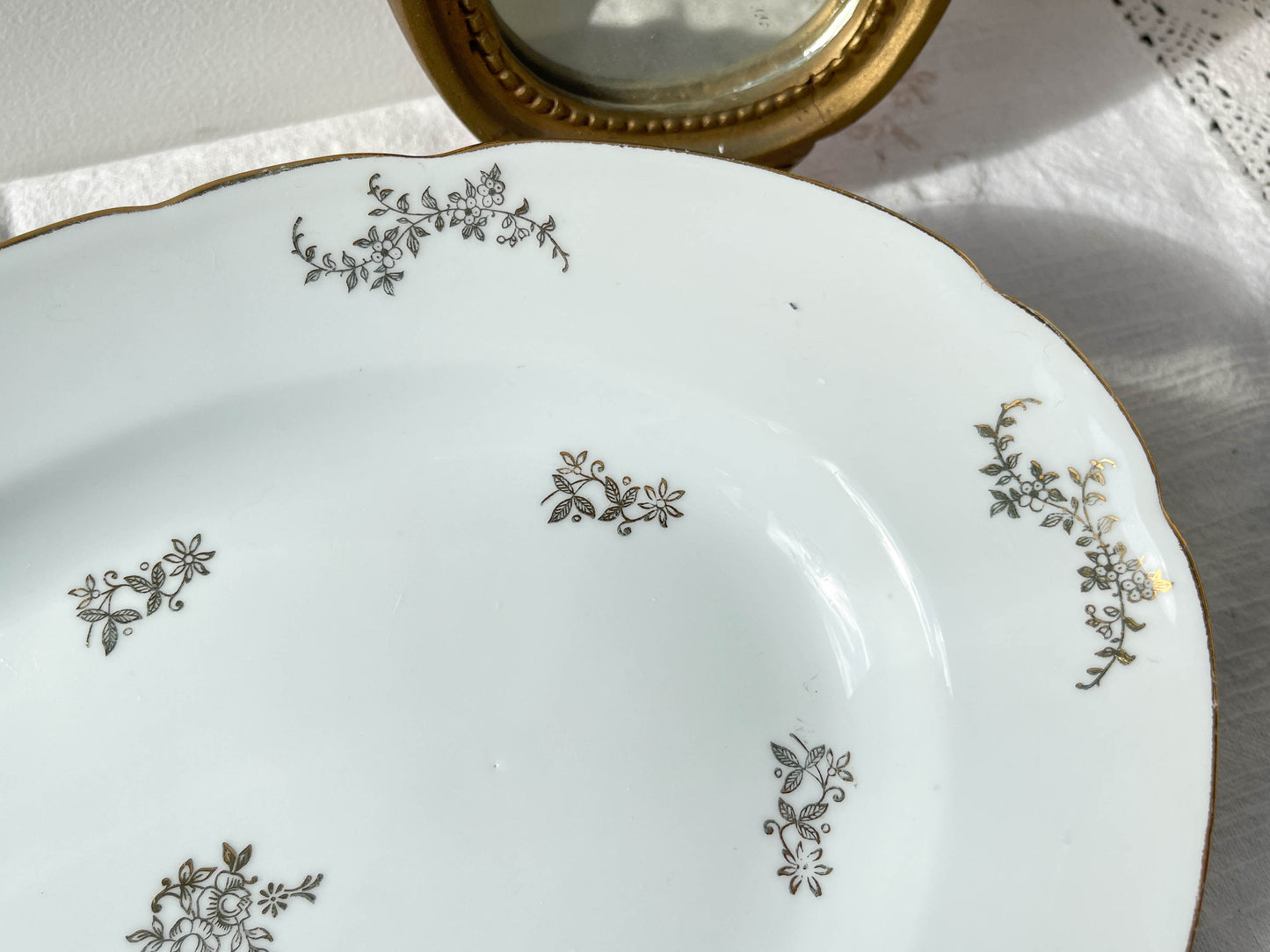 Plat oval en porcelaine blanche dorée J&Ciem France 1950 motif fleuri