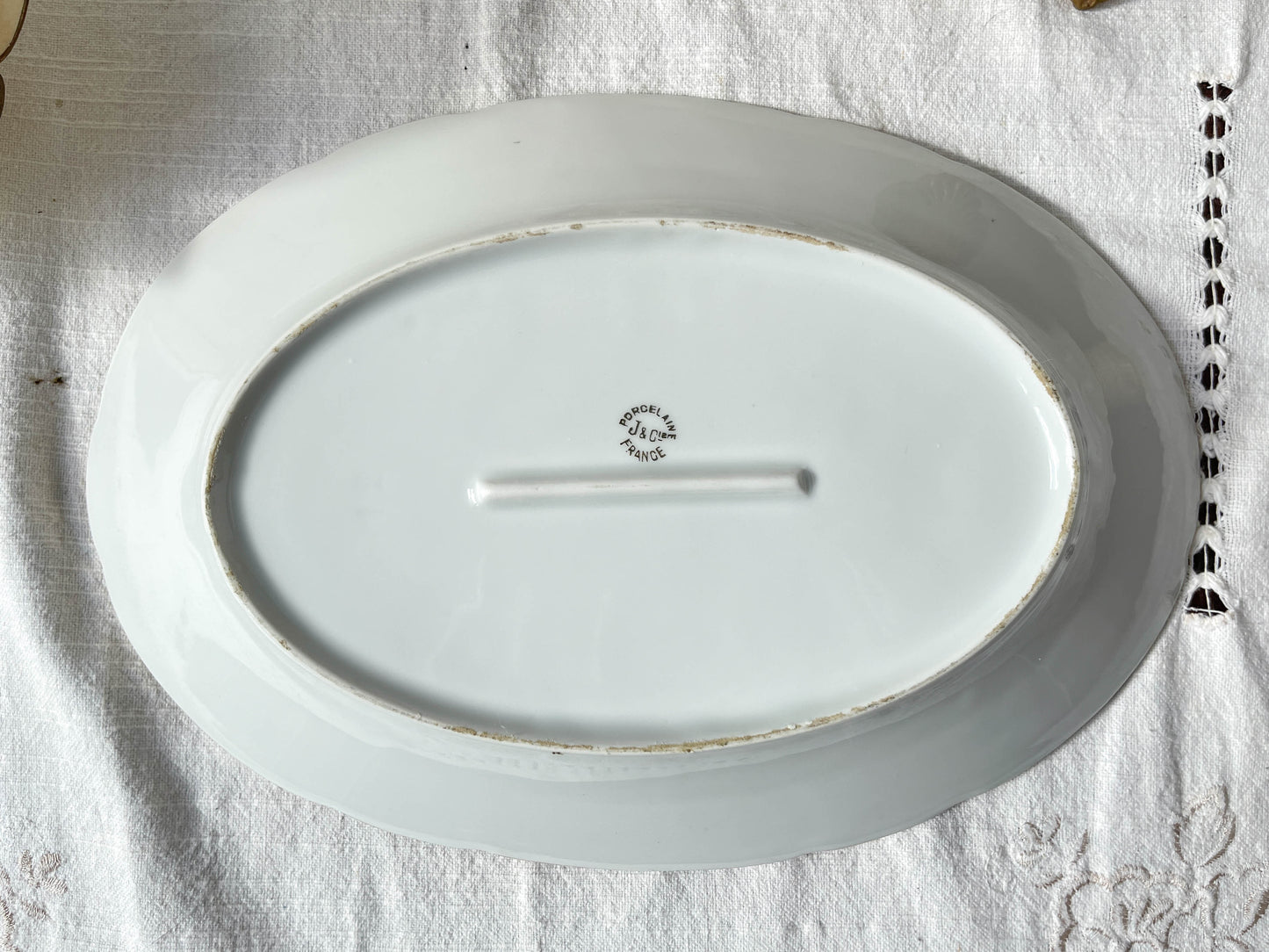 Plat oval en porcelaine blanche dorée J&Ciem France 1950 motif fleuri