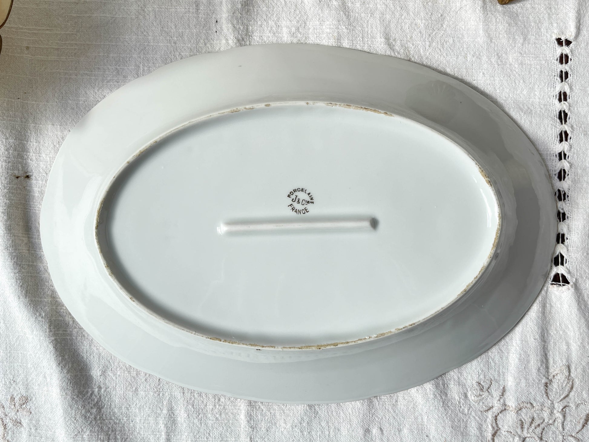 Plat oval en porcelaine blanche dorée J&Ciem France 1950 motif fleuri