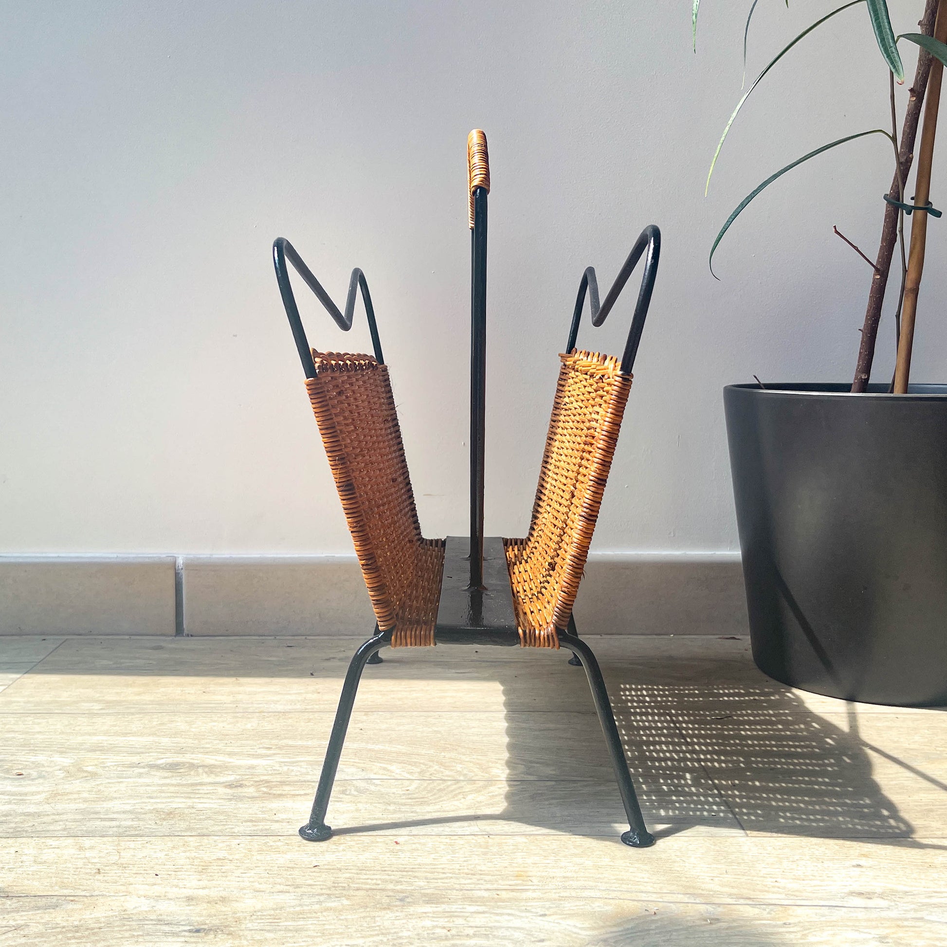 Porte revues vintage osier et métal 1970